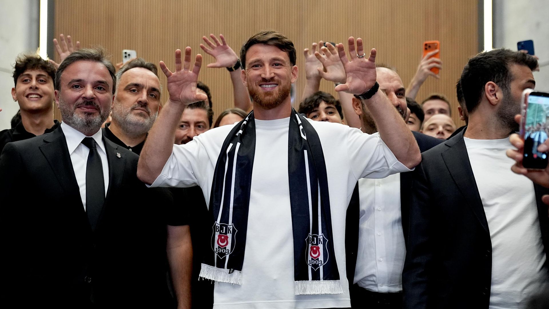 Beşiktaş prensip anlaşmasına vardığını duyurmuştu: Salih Özcan İstanbul'a geldi