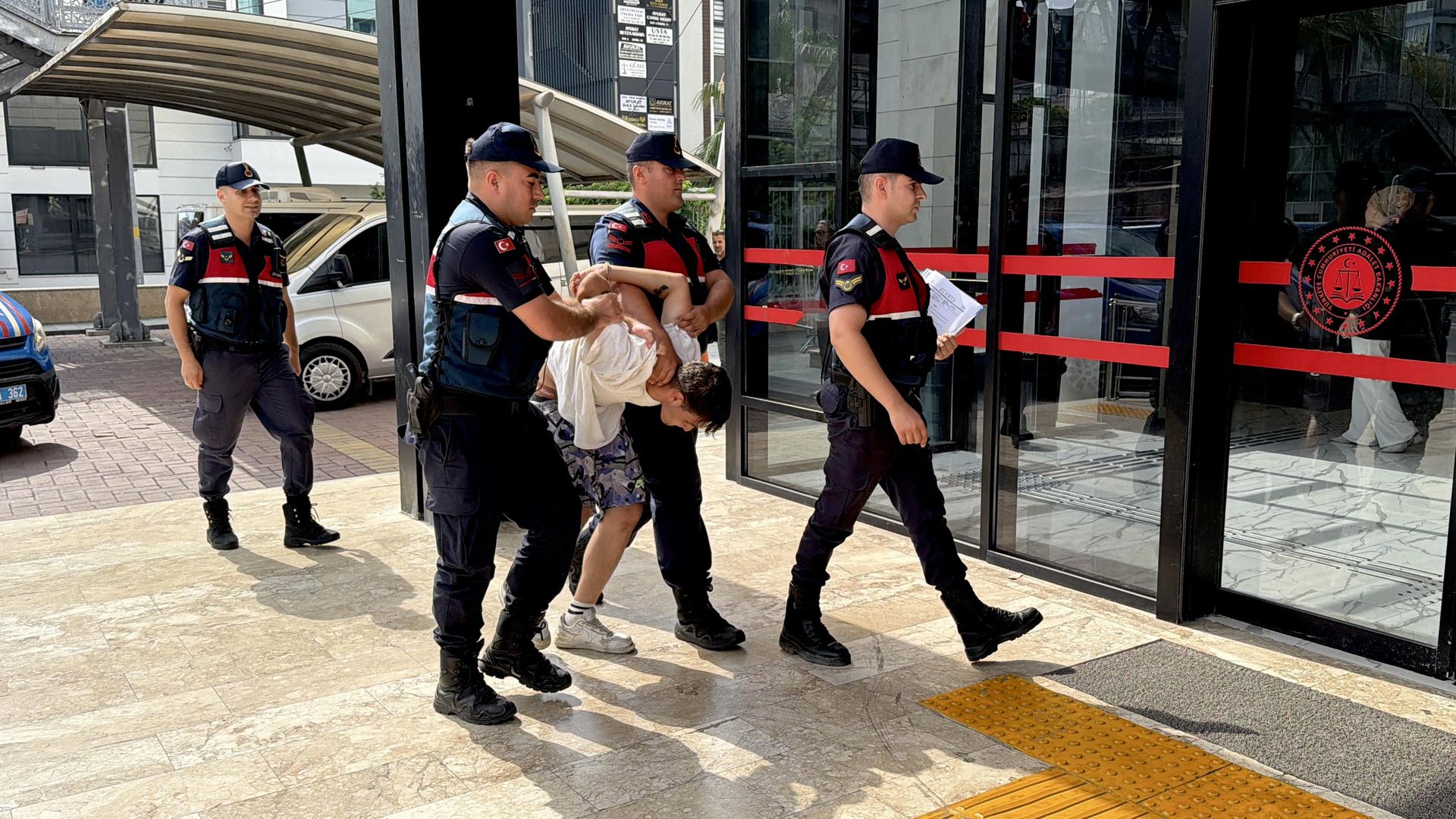 Anne ve kızına büyük korku yaşattı: Market soyguncusu içinde çocuk bulunan otomobili çalıp kaçtı