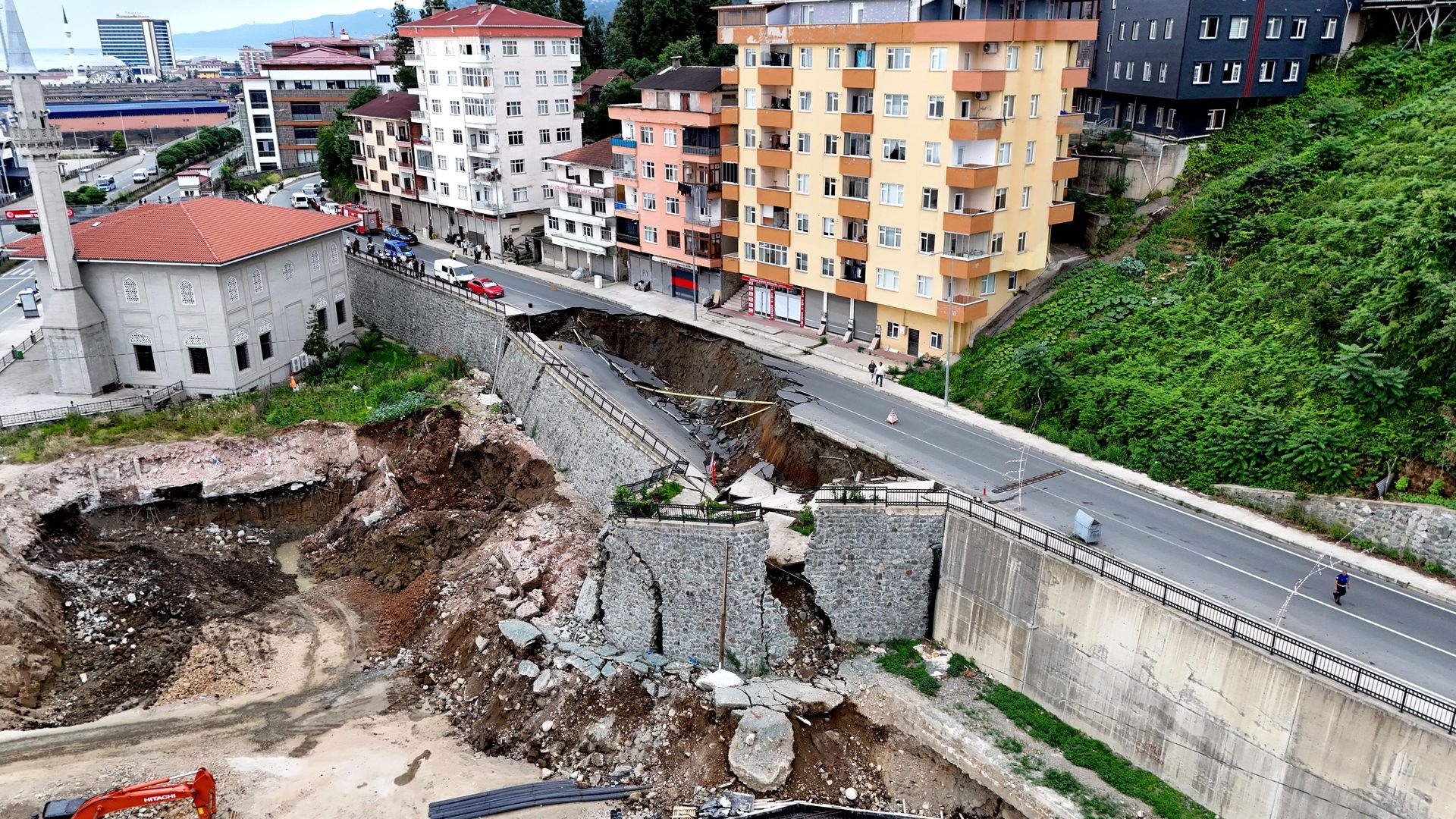 Rize'de yol çöktü: İki bina tahliye edildi