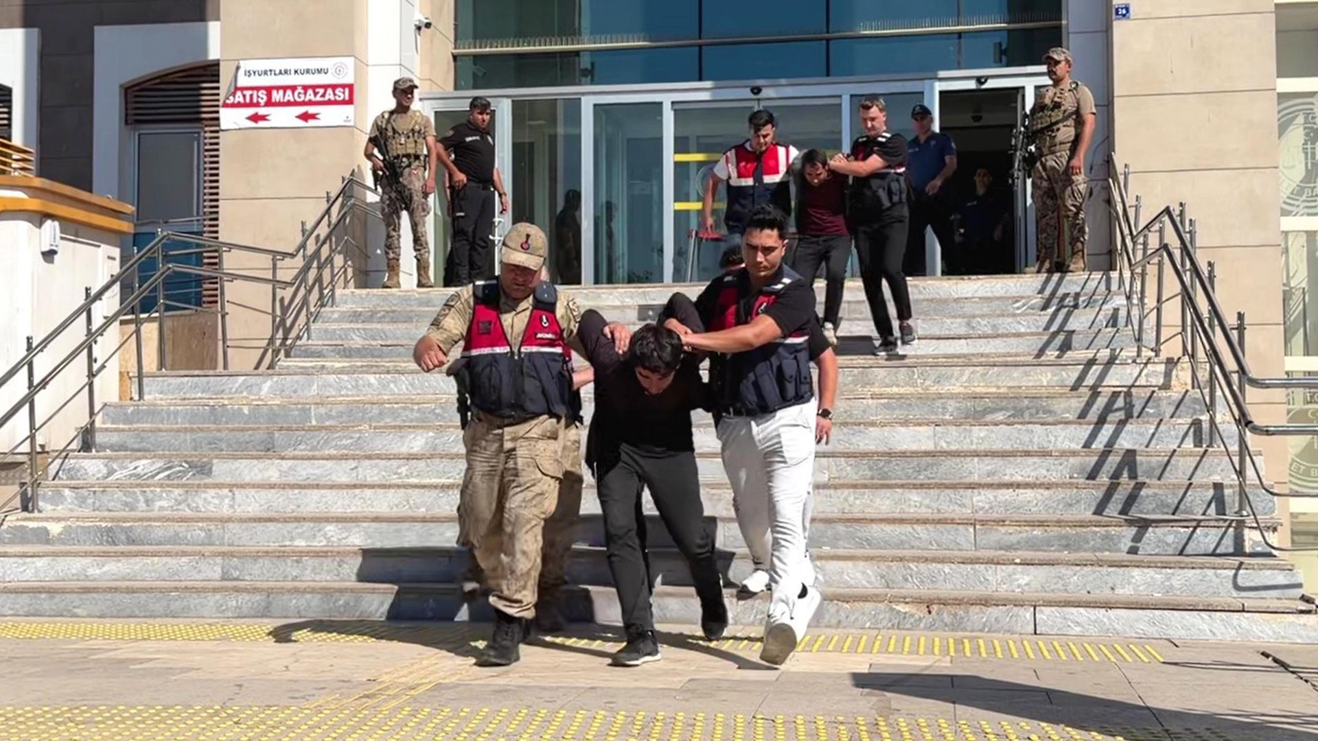 Şanlıurfa'da cinsel saldırı soruşturması: 20 şüpheliden 14'ü tutuklandı