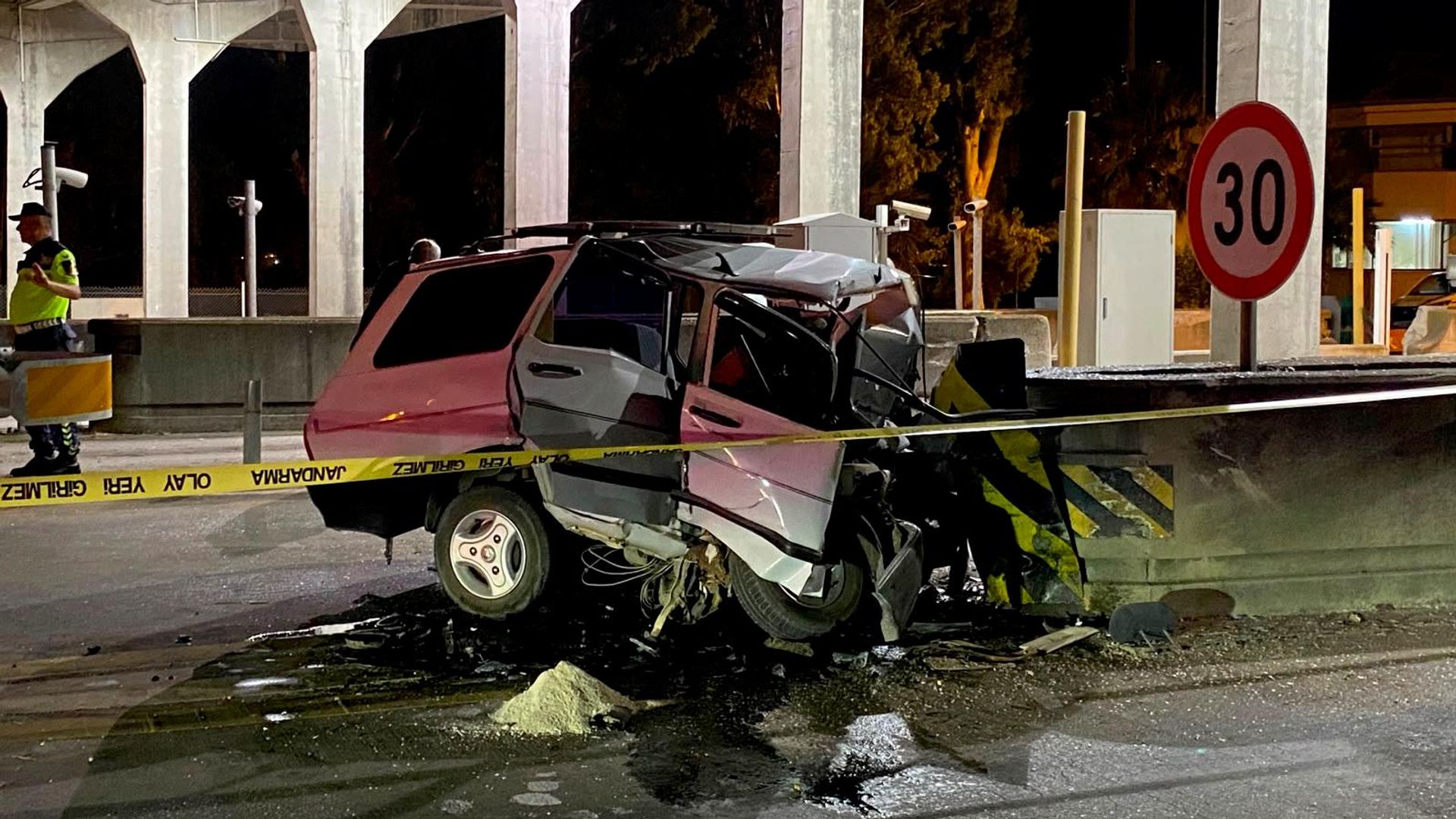 Adana'da gişelerde kaza: Araç hurdaya döndü