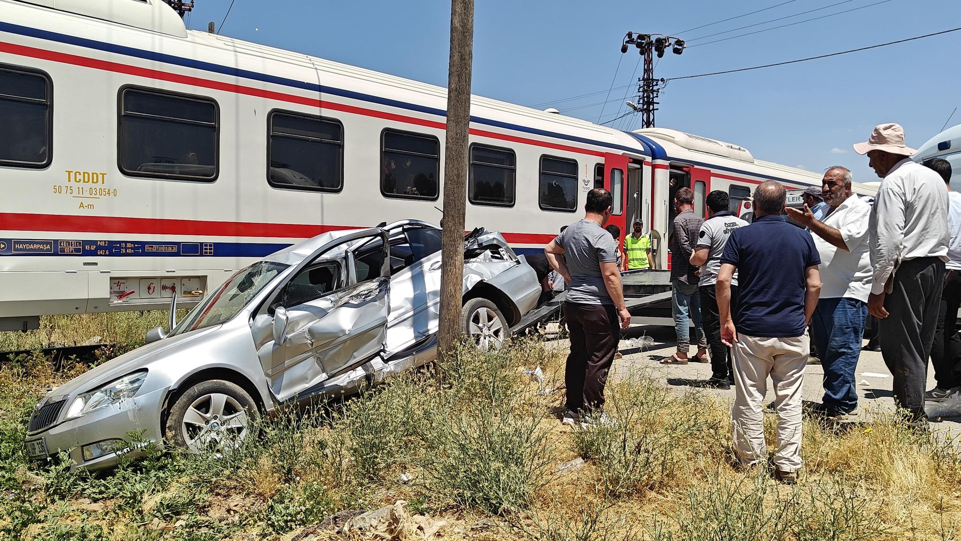 Yolcu treninin çarptığı otomobildeki 3 kişi yaralandı