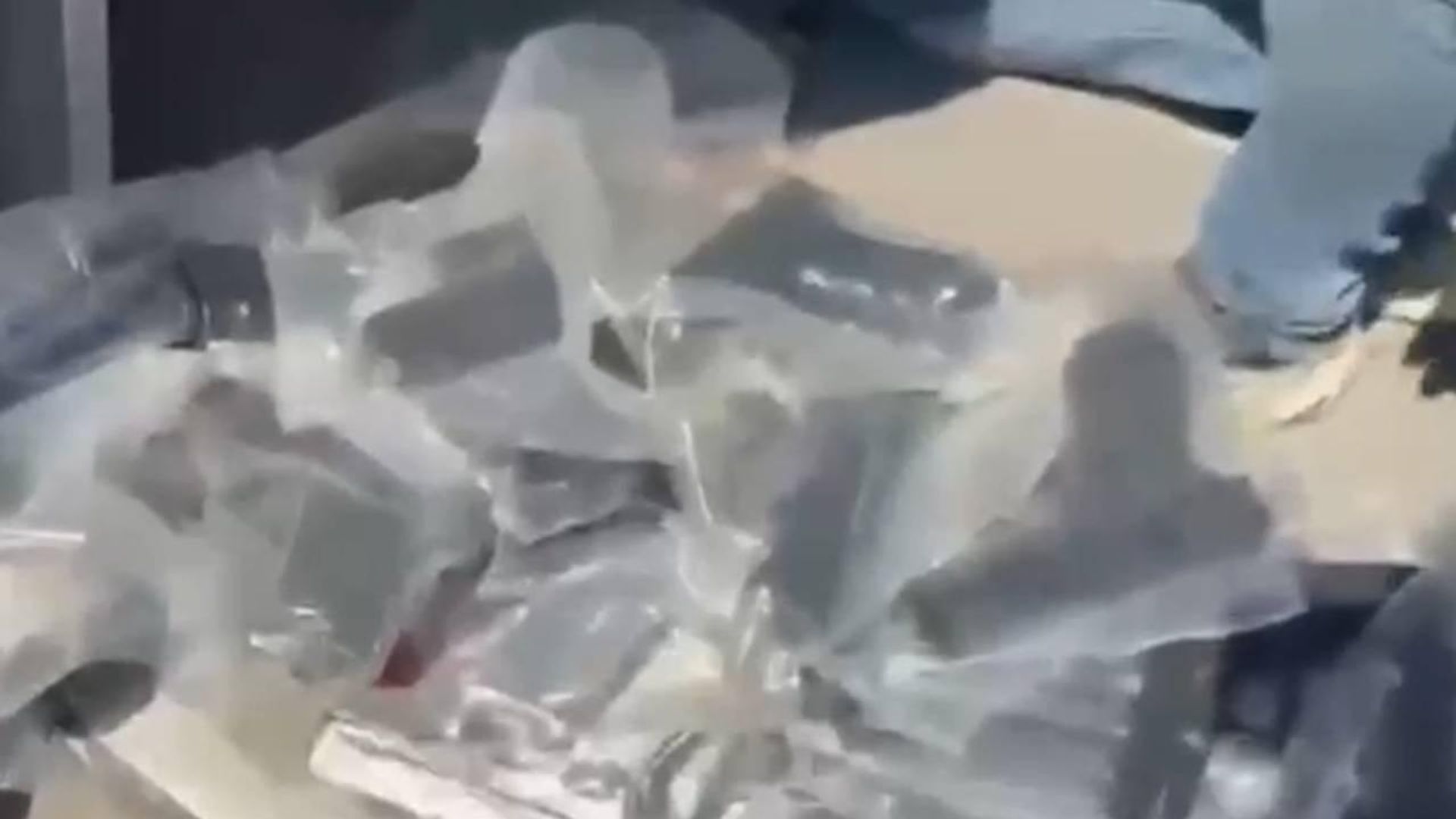 Yakıt deposuna gizlemişler: Yolcu otobüsünde 120 tabanca ele geçirildi