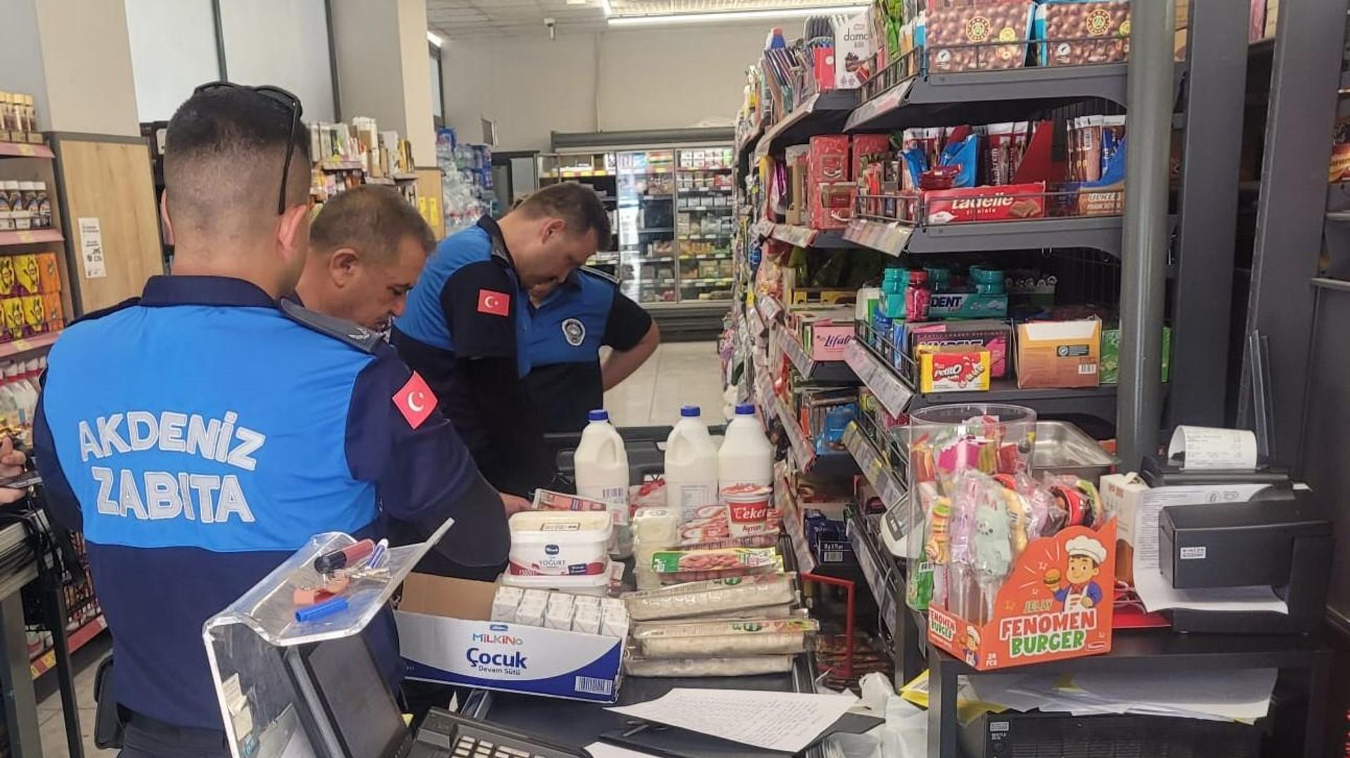 Şikayet üzerine denetlendi: Zincir markette son kullanma tarihi geçmiş 135 ürün bulundu