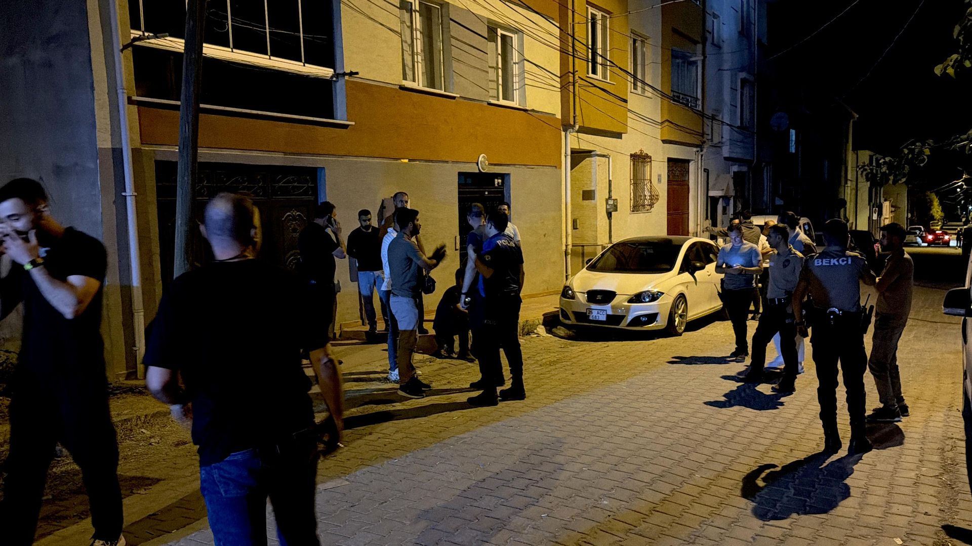 Eskişehir'de yaşanan aile kavgasında 1'i polis 11 kişi yaralandı