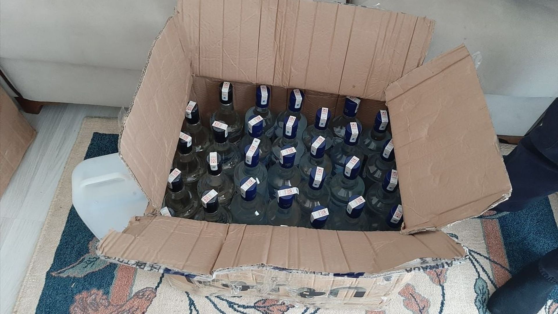Kaçak içki taşıyan tekneye baskın: Binlerce şişe yakalandı