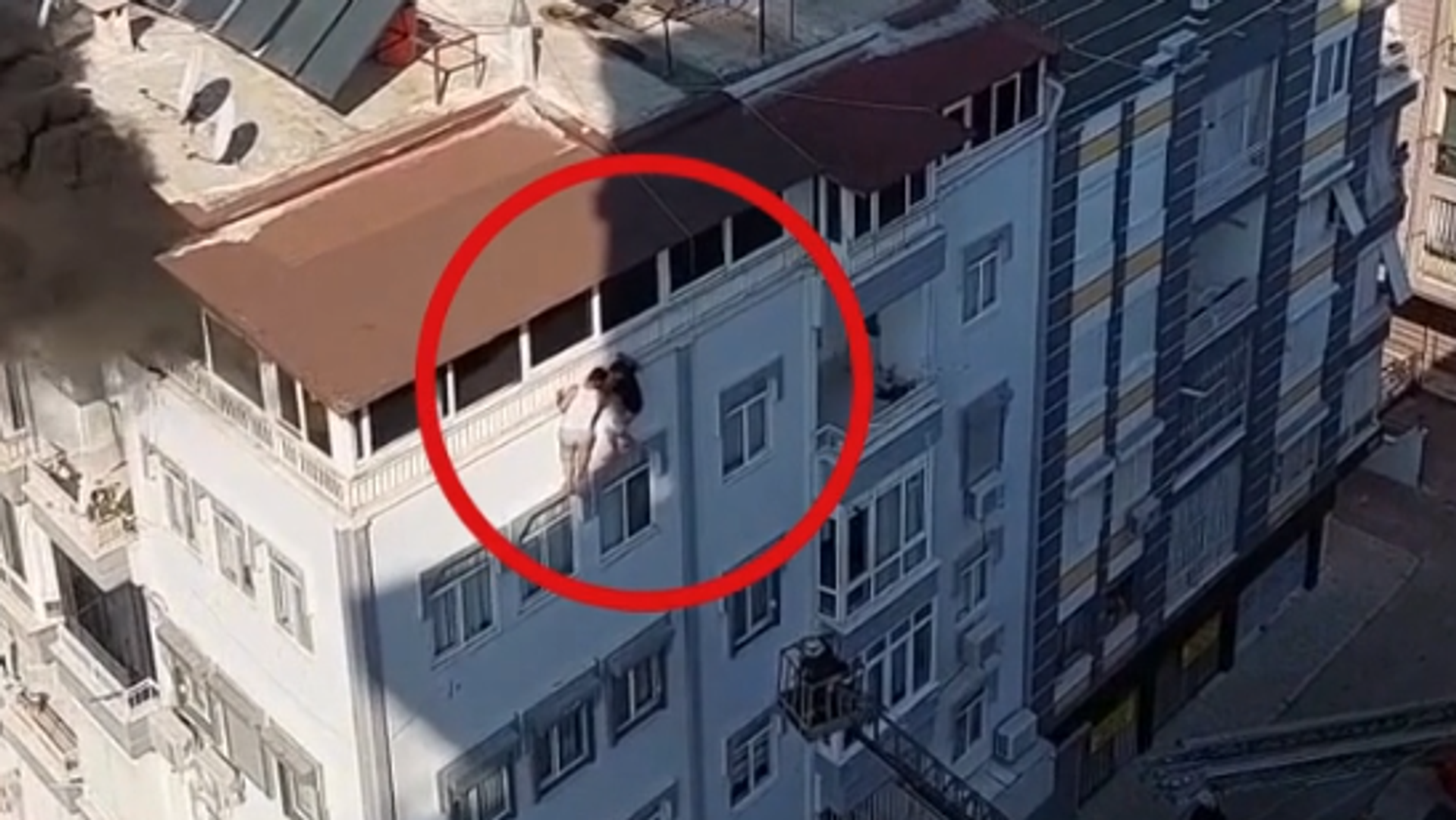 Yangında terasta mahsur kaldılar: Alt katın penceresi üzerinde asılı halde itfaiyeyi beklediler