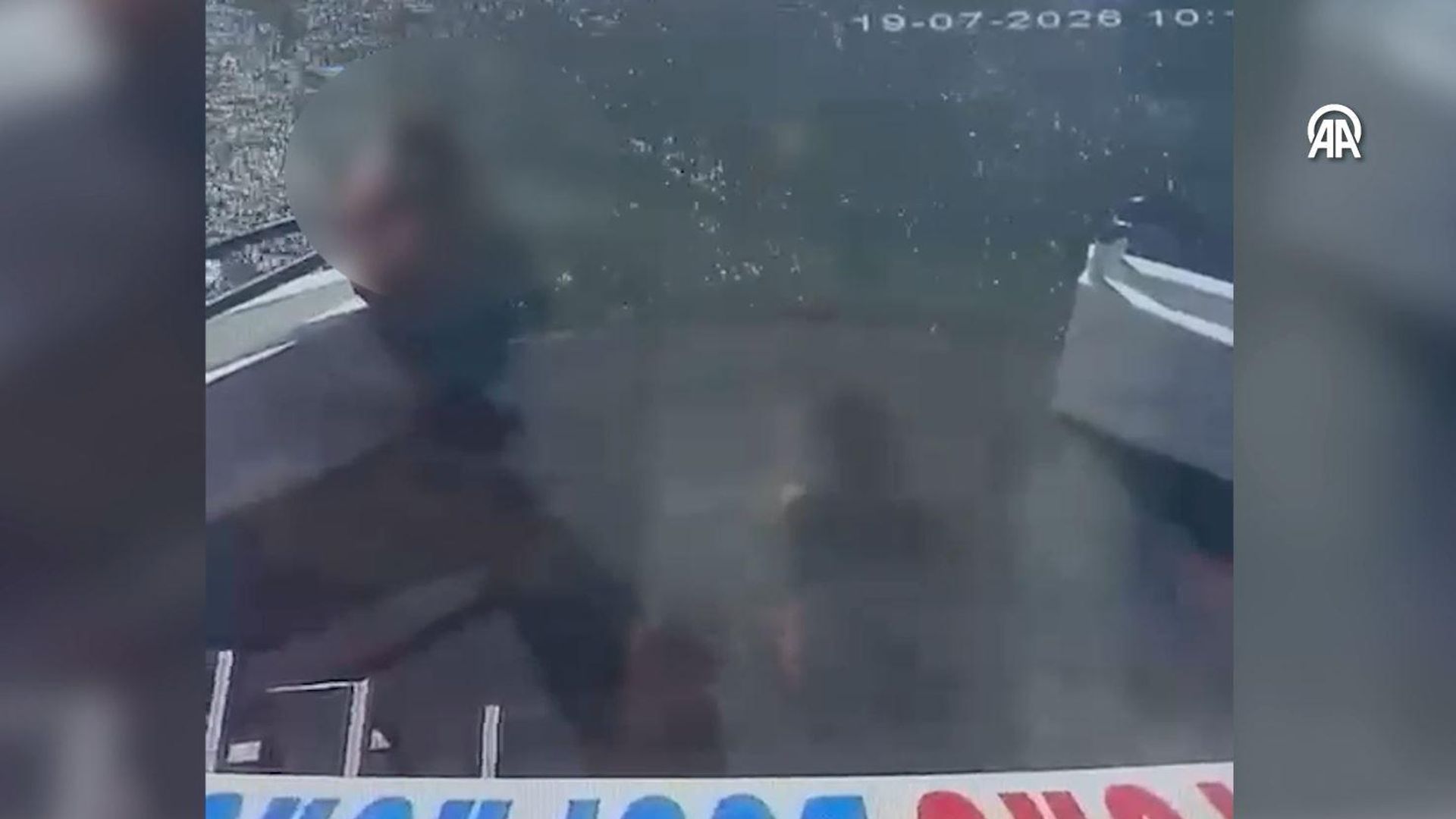 Yolcu teknesinin köprüye temas ettiği kazada görevlinin düştüğü an görüntülendi