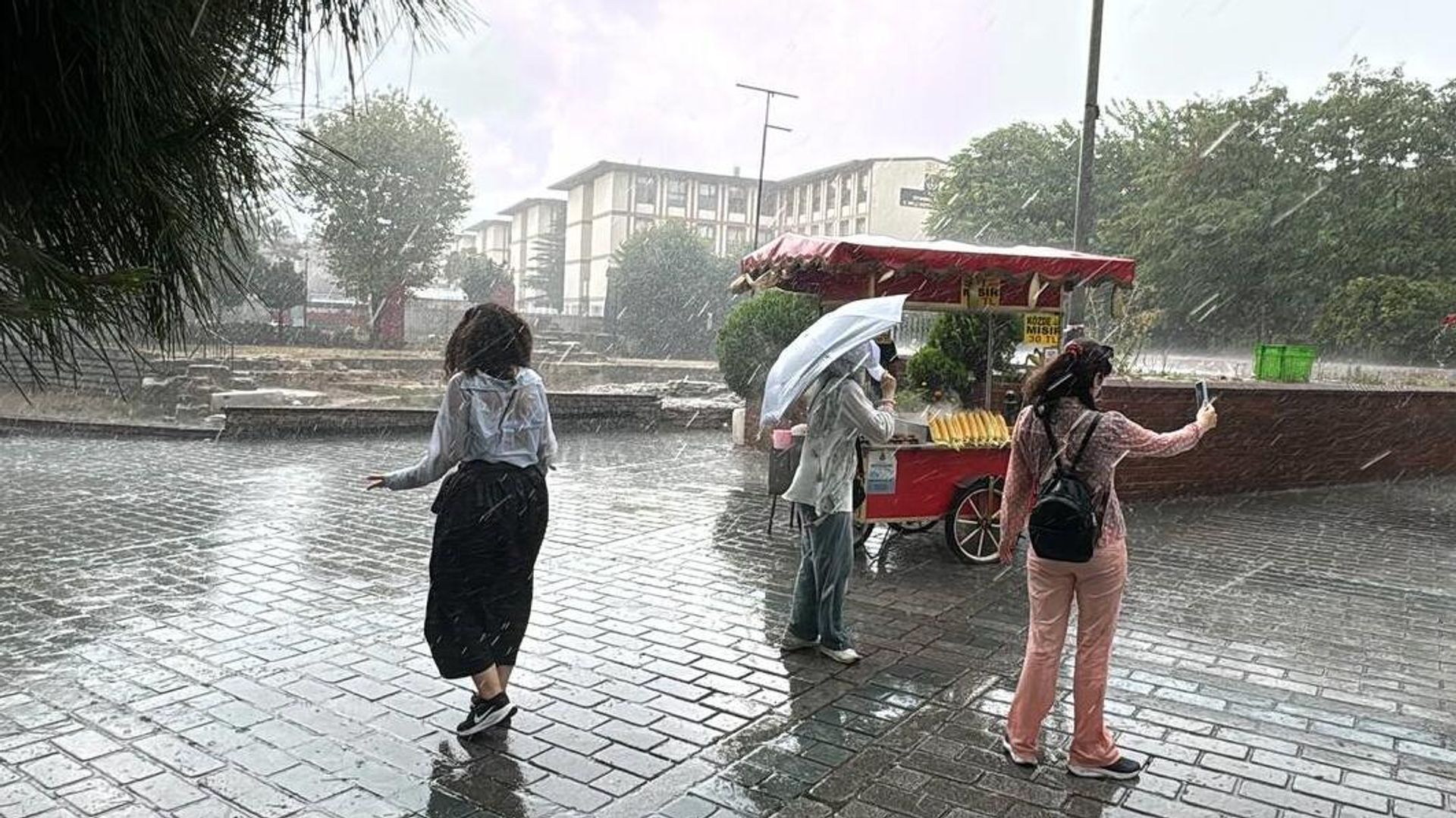 İstanbul Valiliği tarih vererek uyardı: Sağanak yağış ve kuvvetli poyraz geliyor