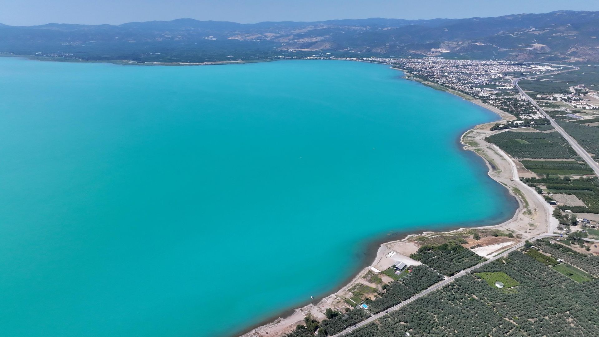 İznik Gölü Maldivler'e döndü: Turkuaz renk hayran bıraktı