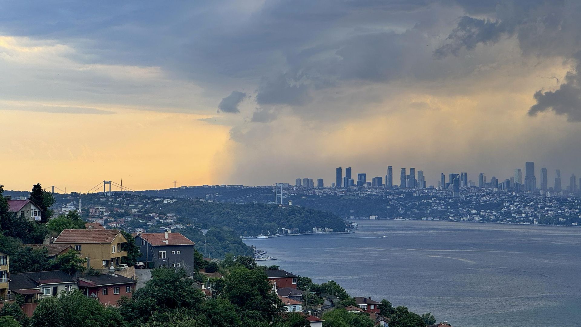 İstanbul'un bir çok ilçesinde fırtına etkili oldu: Ağaçlar devrildi, çatılar uçtu, çocuklar son anda kurtuldu