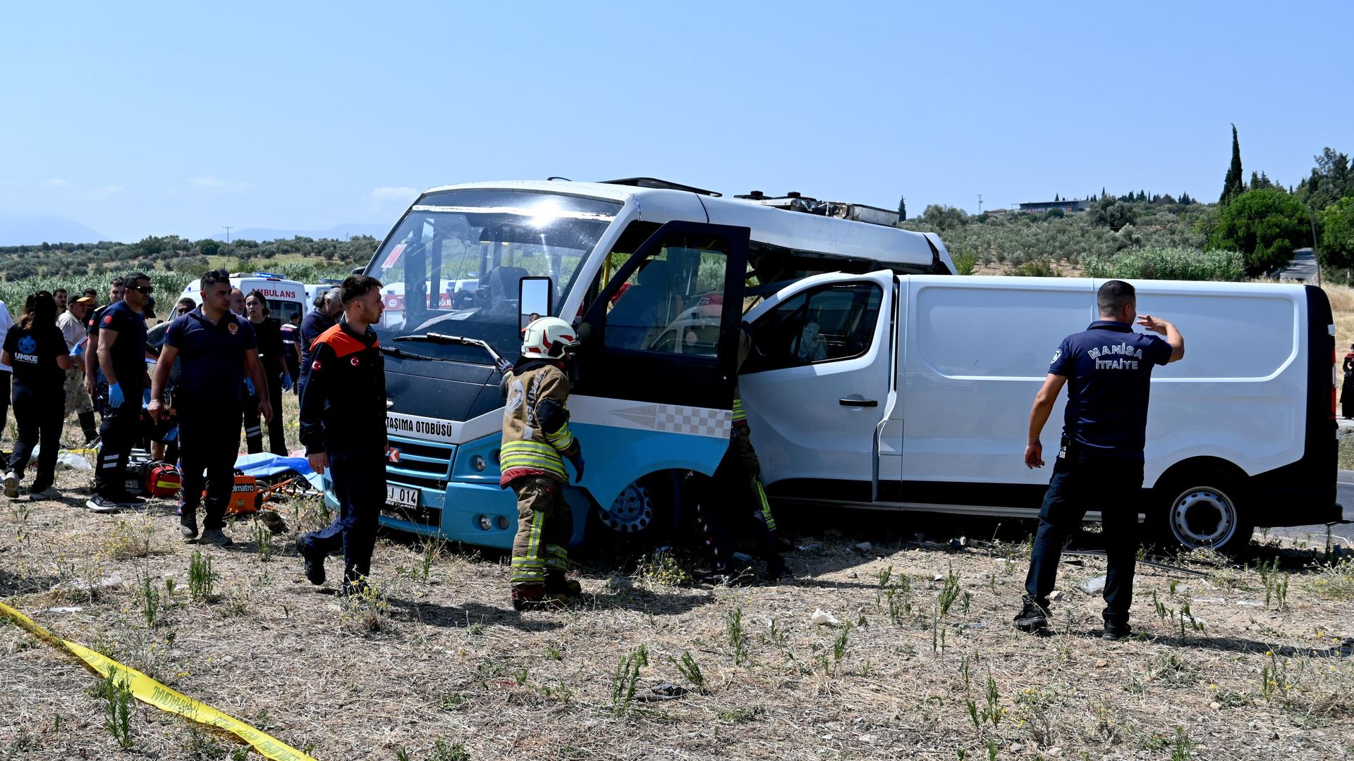 Manisa'da midibüsle panelvan çarpıştı: 1 ölü, 10 yaralı
