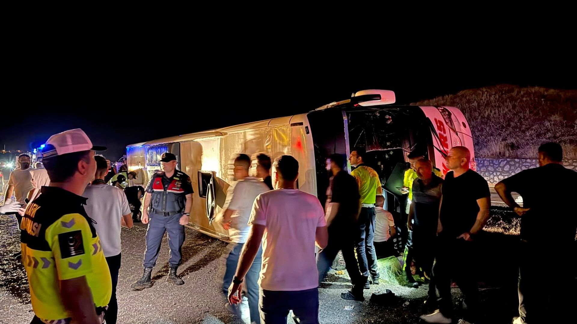 Kırıkkale'de yolcu otobüsü şarampole devrildi: 40 yaralı