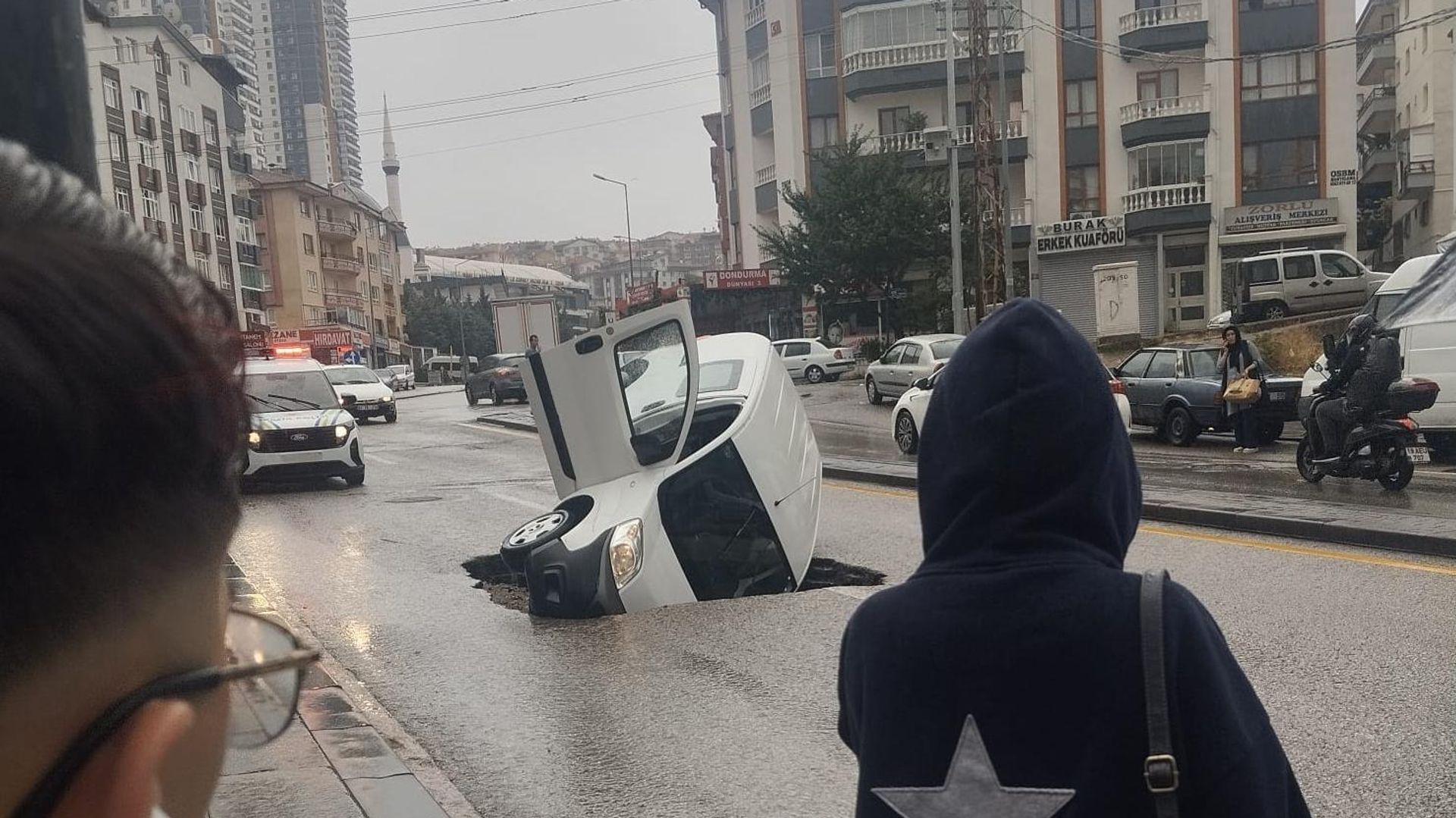Ankara'da sağanak nedeniyle yol çöktü: Bir araç çukura düştü