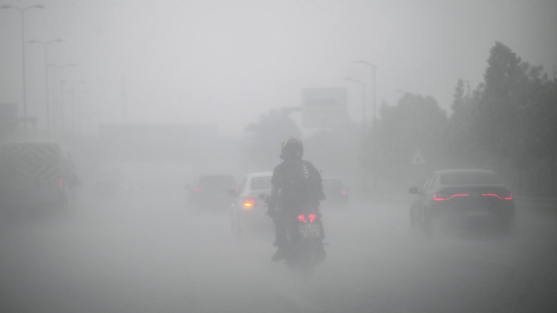 Meteorolojiden 35 kent için sarı ve turuncu sağanak alarmı: Çok kuvvetli geliyor