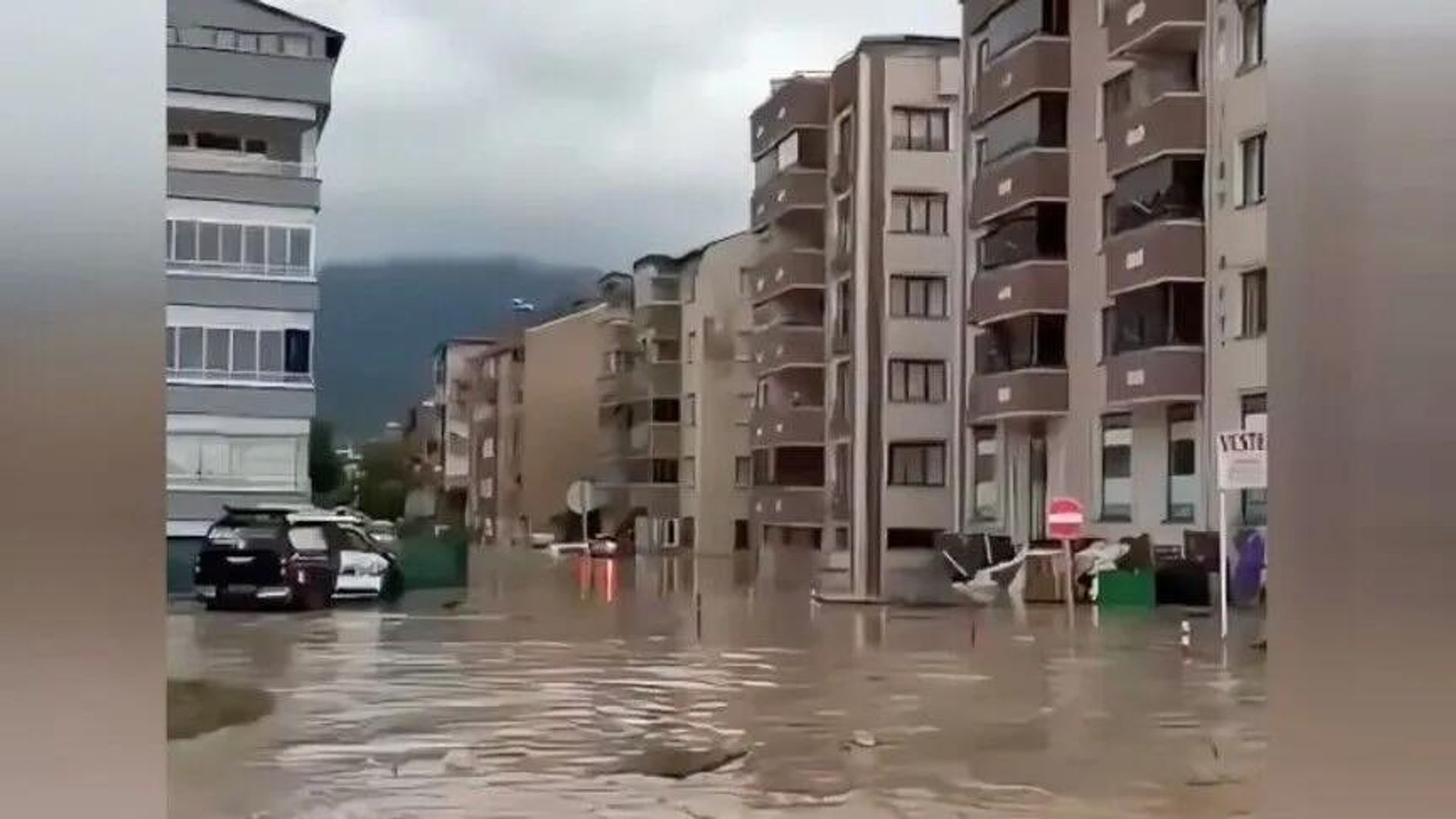 Kastamonu'da sel: Gece geç saatlerde su baskınları yaşandı, zemin kattakiler tahliye edildi