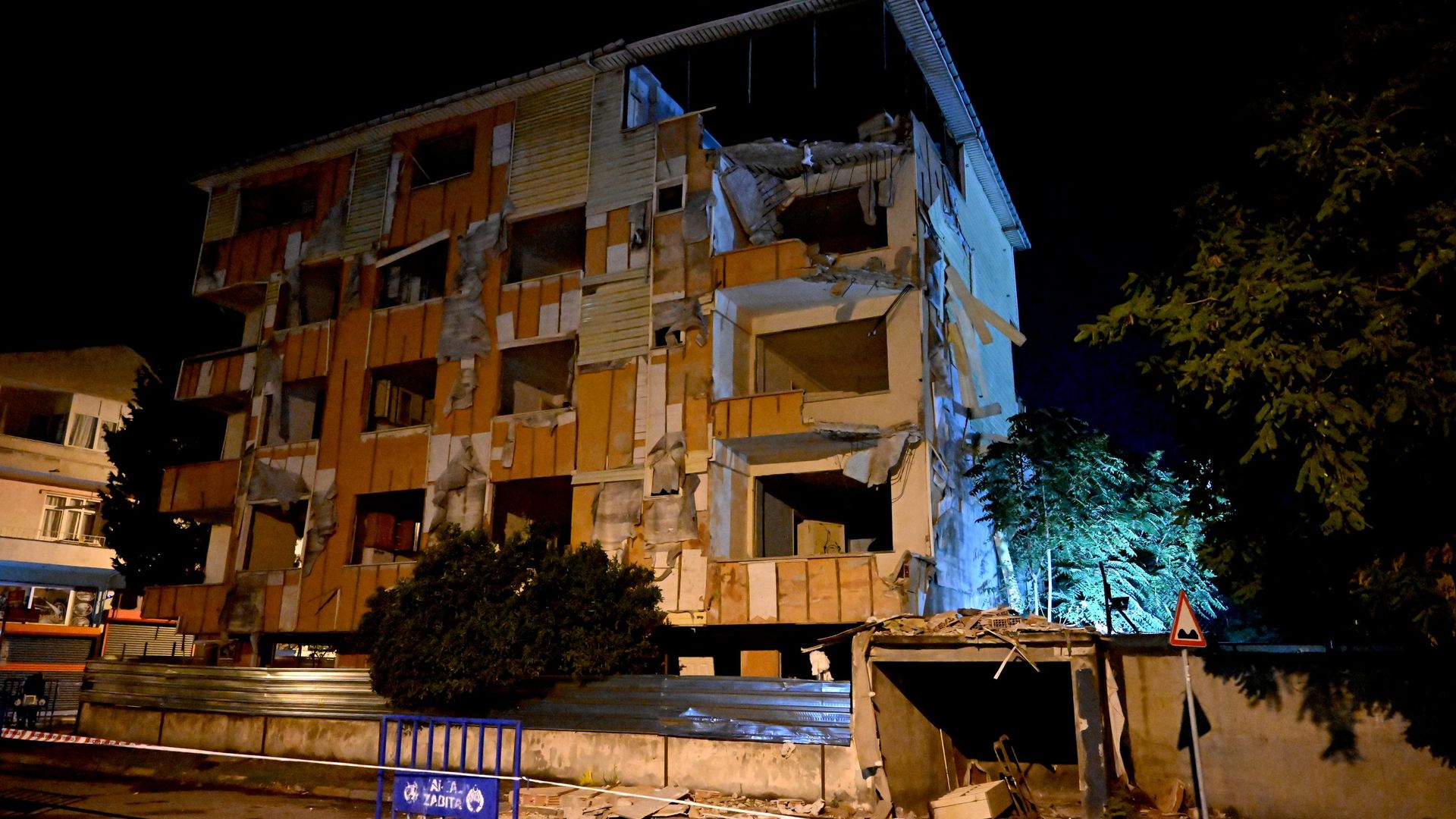 İstanbul'da kentsel dönüşüm esnasında binada kısmi çökme, mahalle sakinleri tedirgin: Balkonları ve duvarı yıkıldı