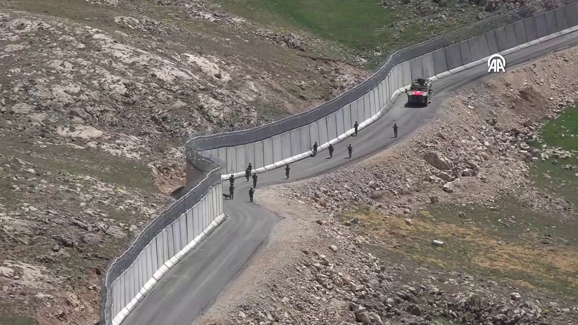 İlk kez yapıldı: Türkiye-İran sınırına 6 kilometrelik 'çelik duvar' örüldü