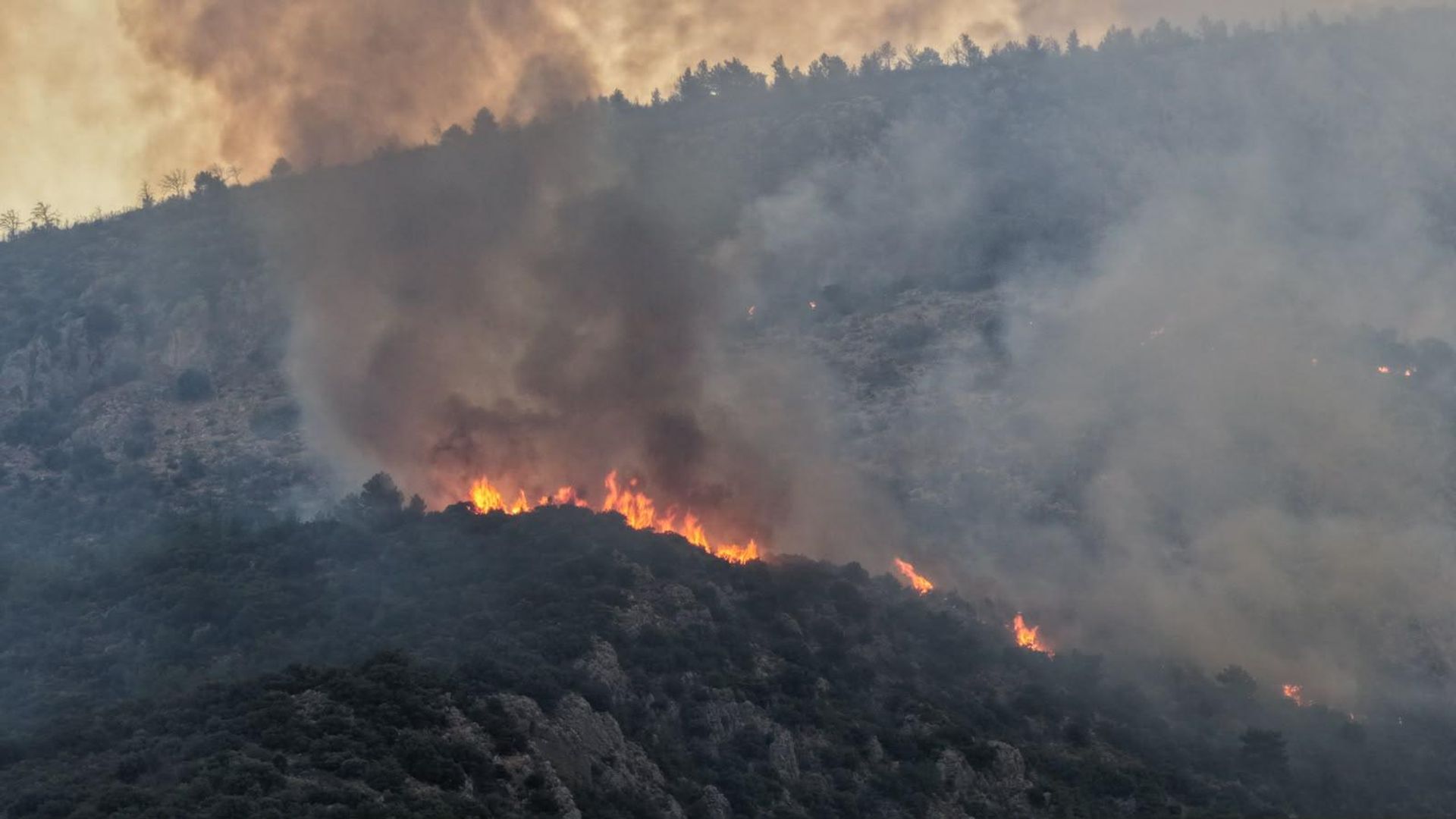 Antalya Kaş'taki orman yangınında ikinci gün: Havadan müdahale yeniden başladı