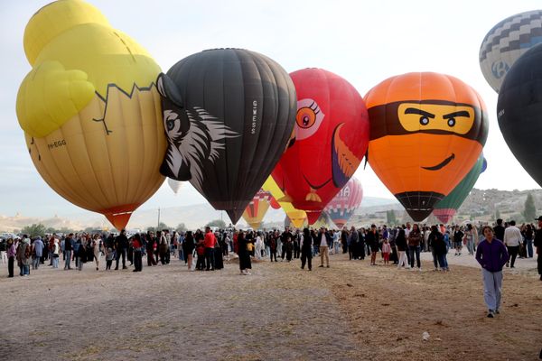Kapadokya'da figürlü balonlar gökyüzünü renklendirdi