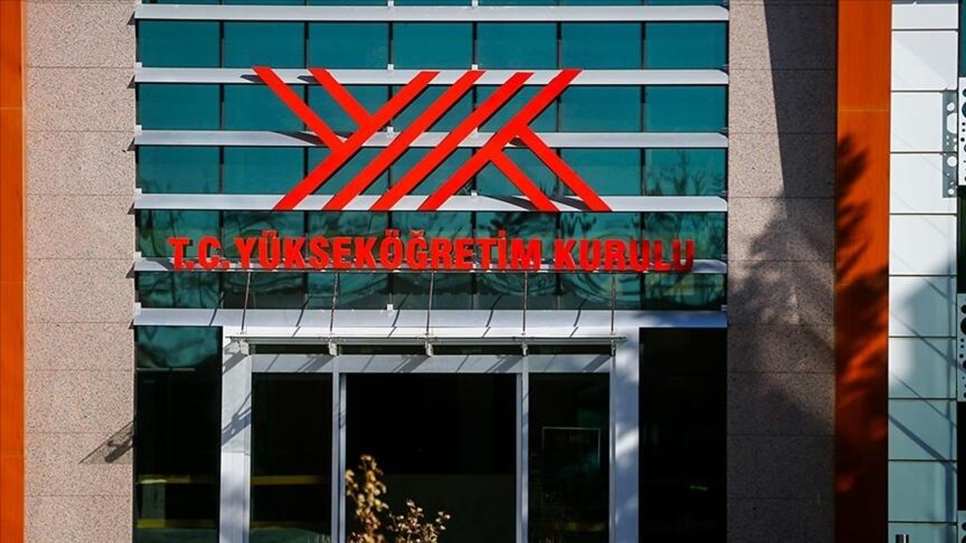 YÖK harekete geçti: Öğrenci ücretlerinde yüzde 25 sınırı