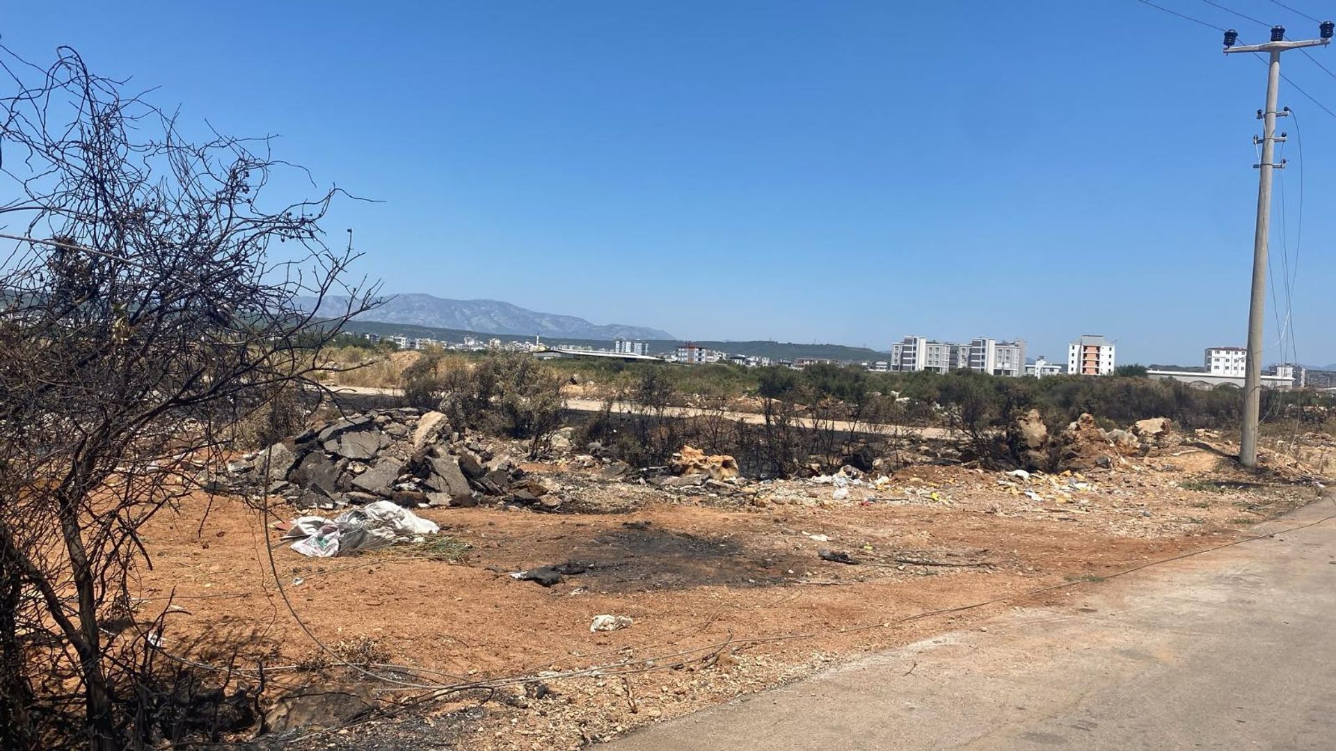 Antalya'da moloz dökerken yangına neden olan sürücüye para cezası