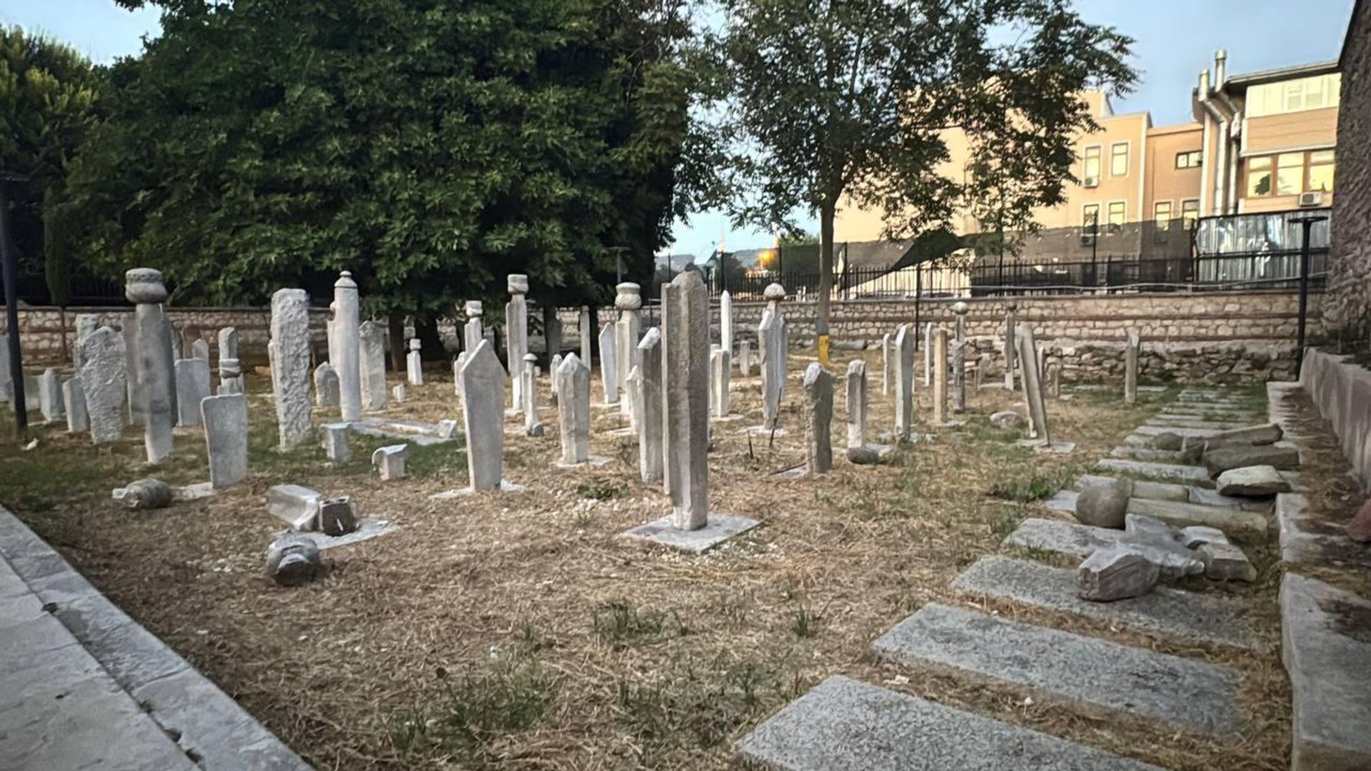 Fatih'te mezarlığa saldırı: Polis şüpheliyi arıyor