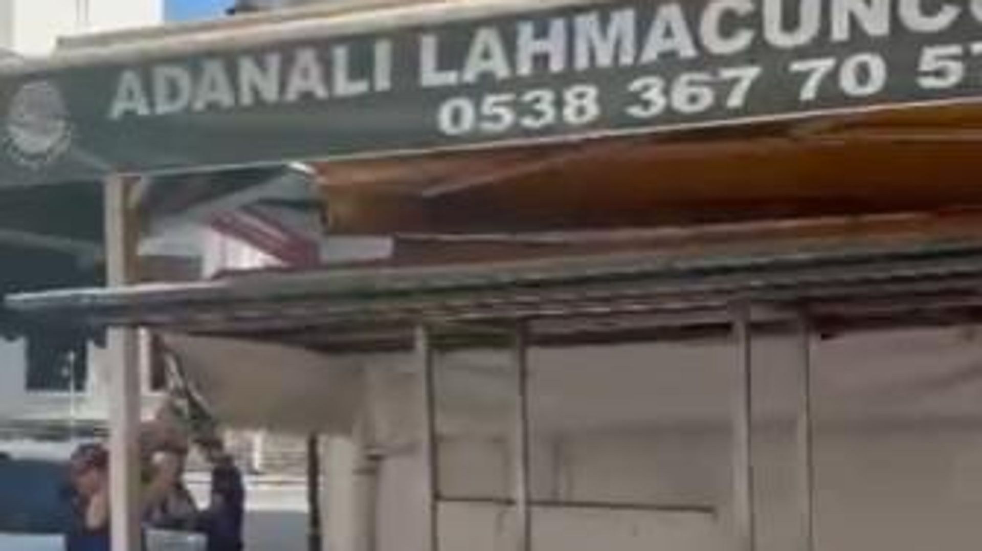 Adana'da lahmacun tartışması gündem oldu: '5'ten az satmam' diyen esnafın tezgahı kaldırıldı