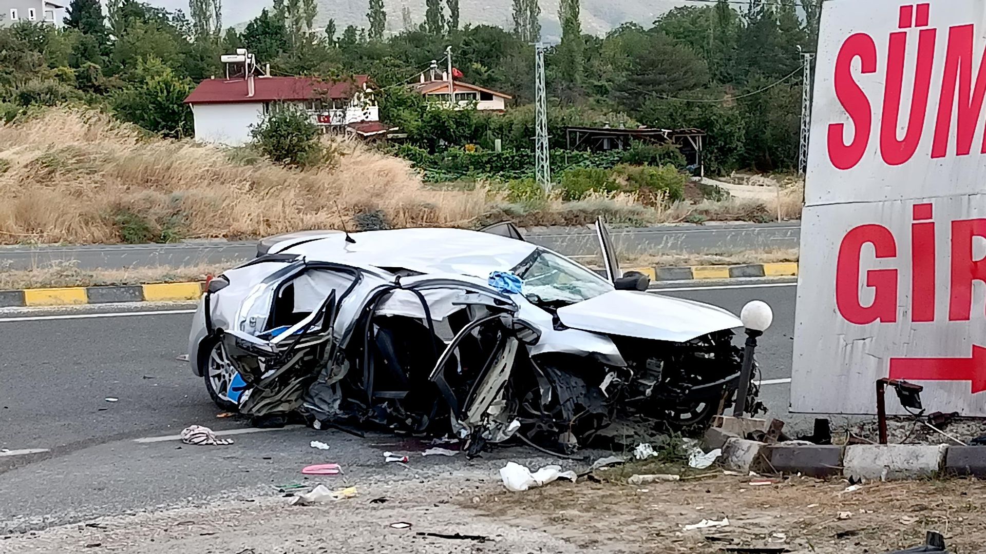 Menfeze çarpan otomobil devrildi: 2 ölü, 4 yaralı