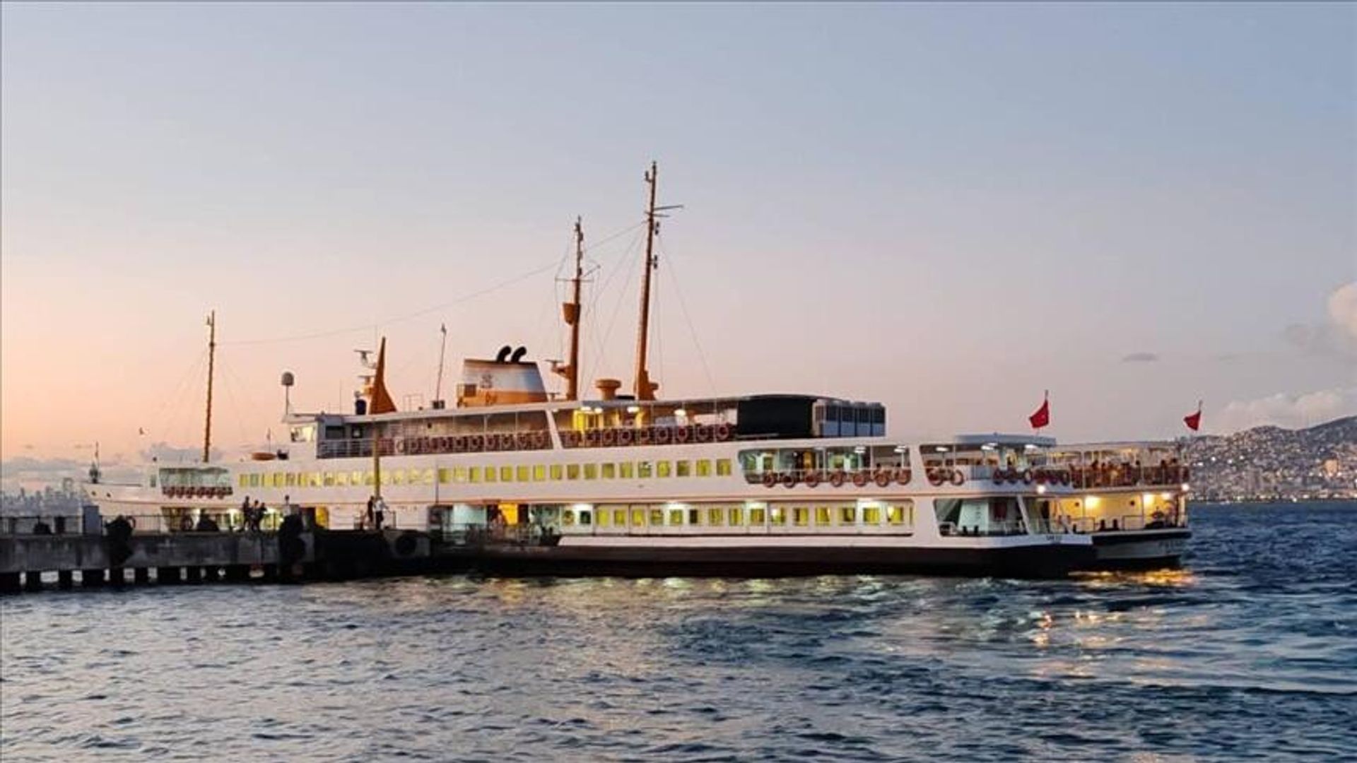 İstanbul'da yoğun si̇s alarmı: Vapurlar iptal edildi, Boğaz trafi̇ği̇ çi̇ft yönlü durduruldu