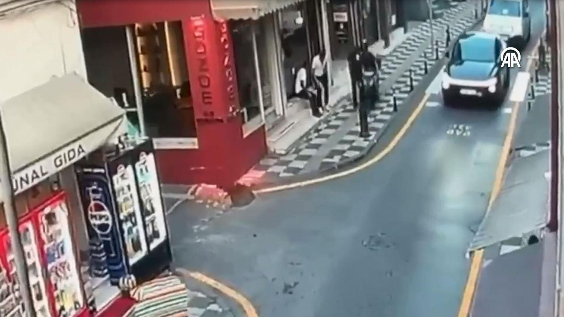 Polisten kaçan motosikletli vali yardımcısına çarptı