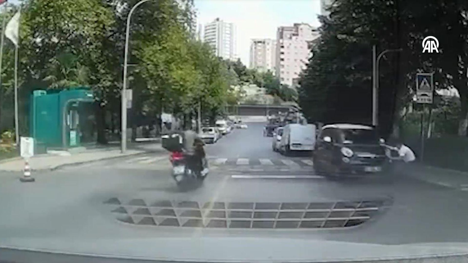 İstanbul'da geri kayan otomobili kaputundan tutarak durdurdu
