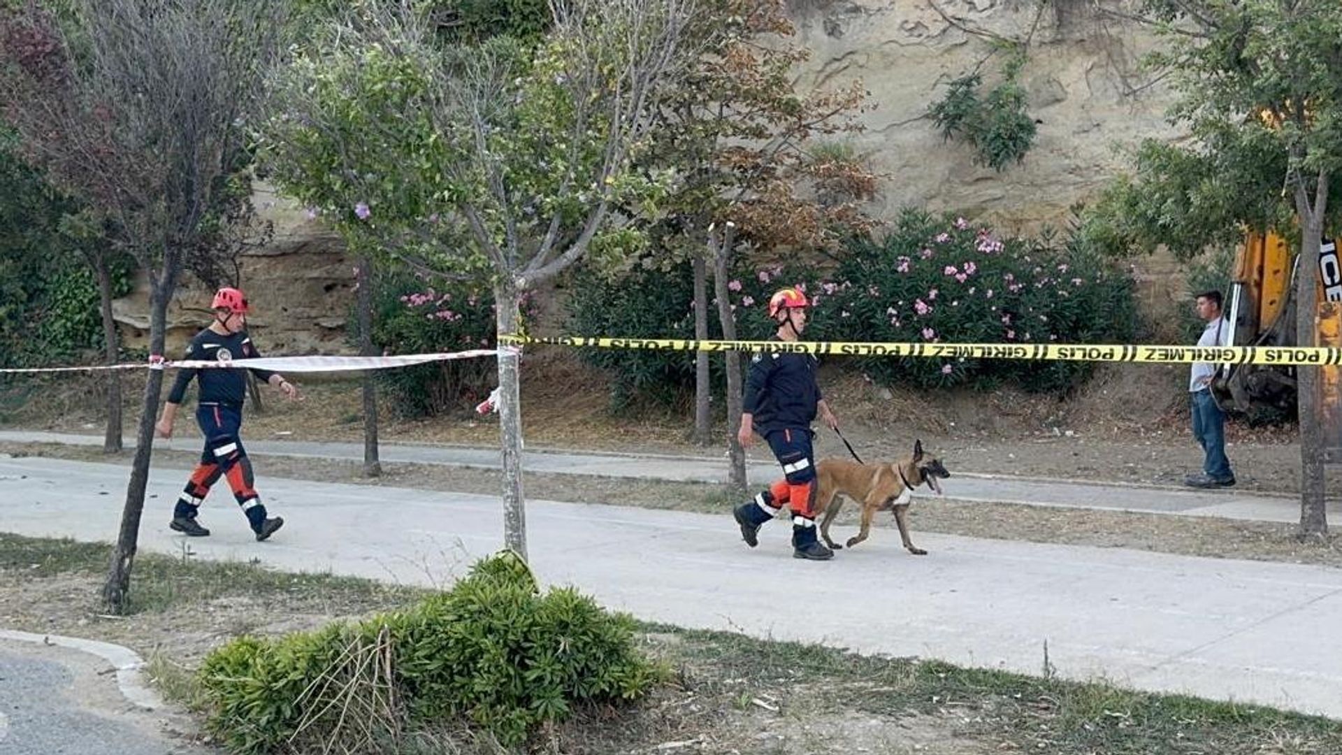 Büyükçekmece'de toprak kayması: Mahsur kalanlar olduğu bildiriliyor