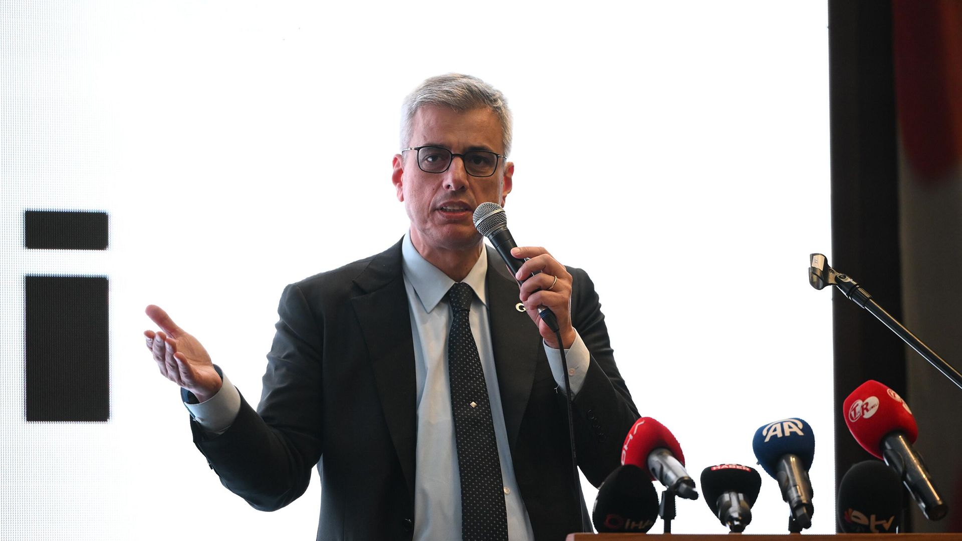 Bakan Memişoğlu'nun seyahat ettiği uçakta yolcu rahatsızlandı, ilk müdahaleyi bakan yaptı