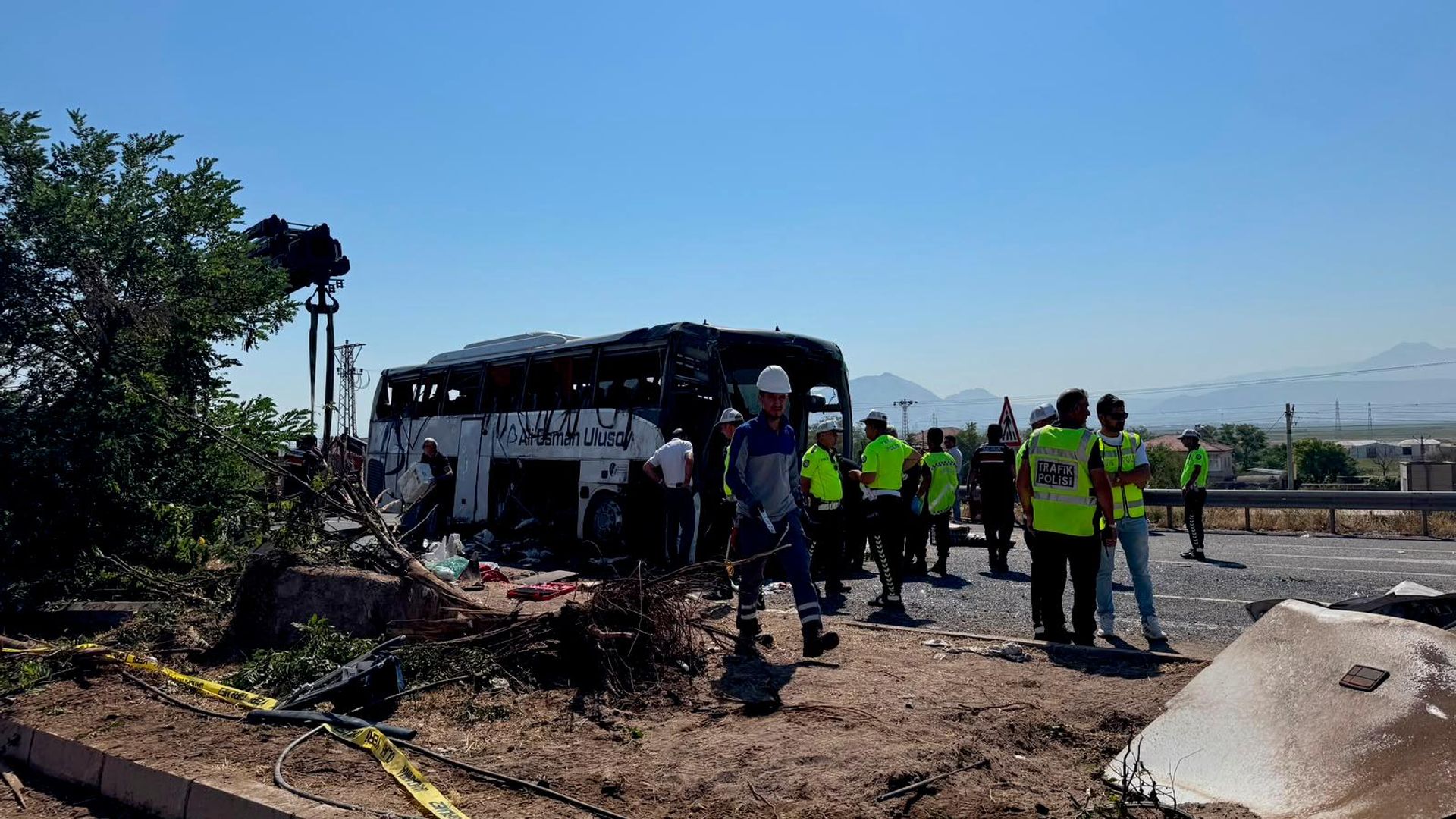 Yolcu otobüsü önce direğe çarptı sonra devrildi: Ölü ve yaralılar var