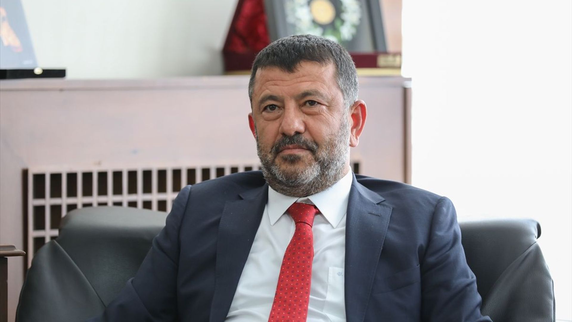 İzmir Büyükşehir Belediyesi'nde yolsuzluk soruşturması: Veli Ağbaba'nın ağabeyi Hür Ağbaba gözaltına alındı