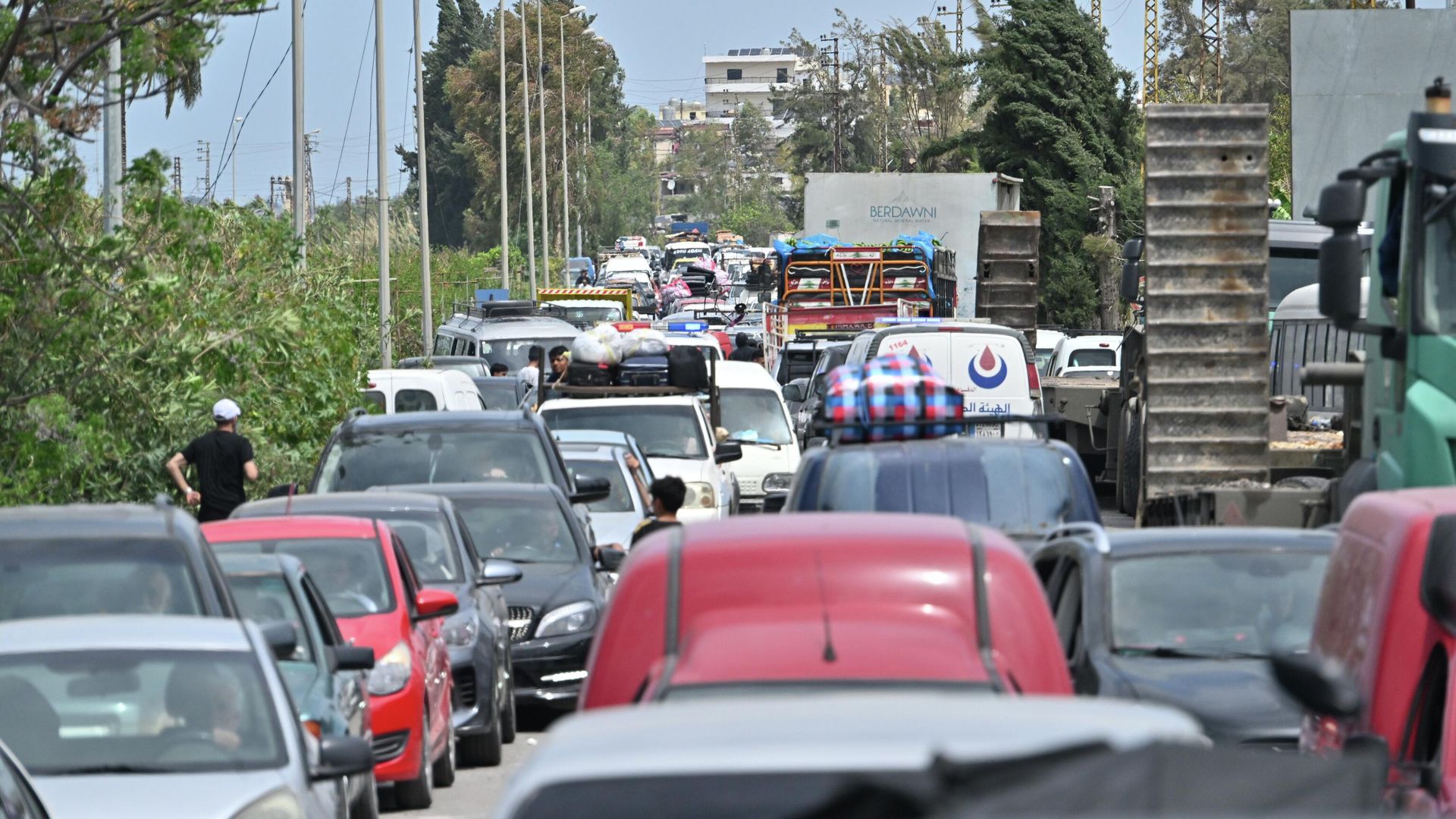Küçükçekmece'de İETT otobüsü ve araba çarpıştı: D-100'de trafik kilitlendi, 3 kişi hayatını kaybetti