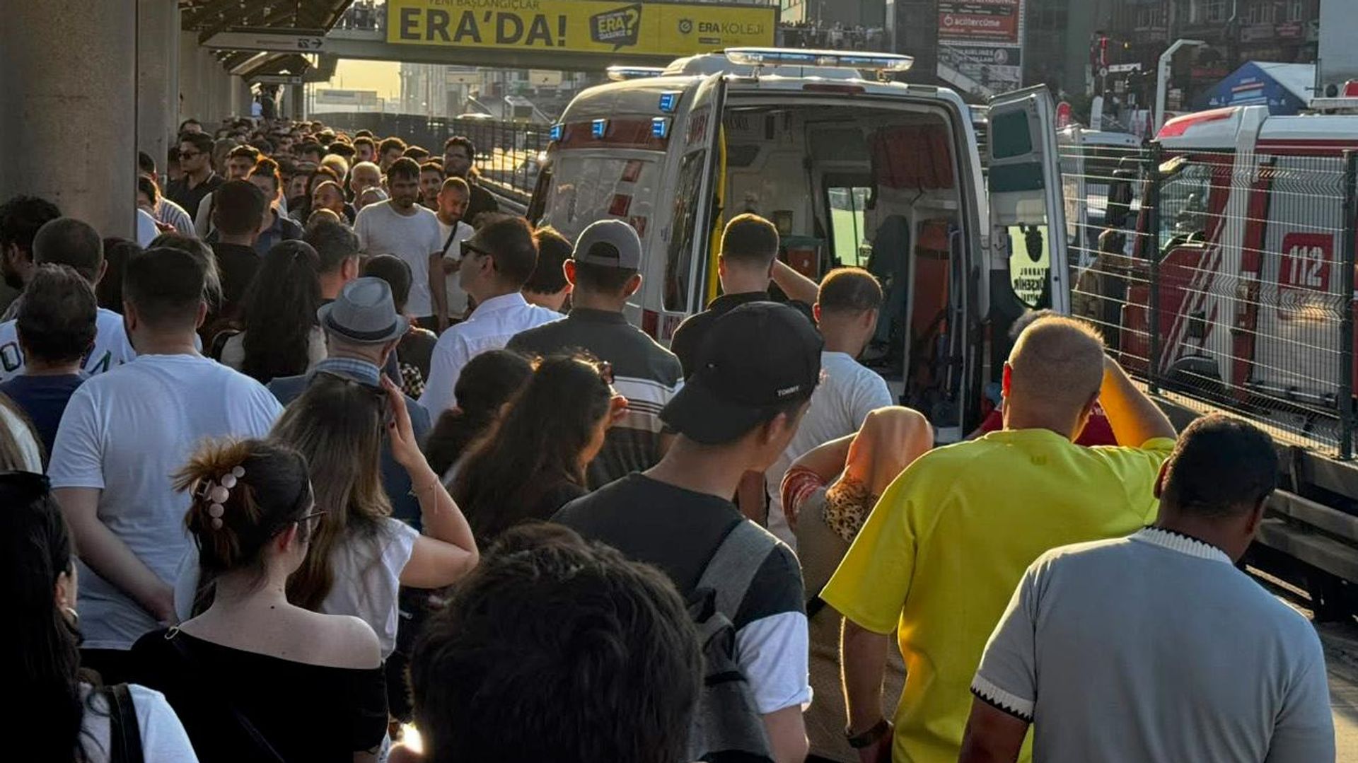 Durakta beklediği sırada yola düşen kadına metrobüs çarptı