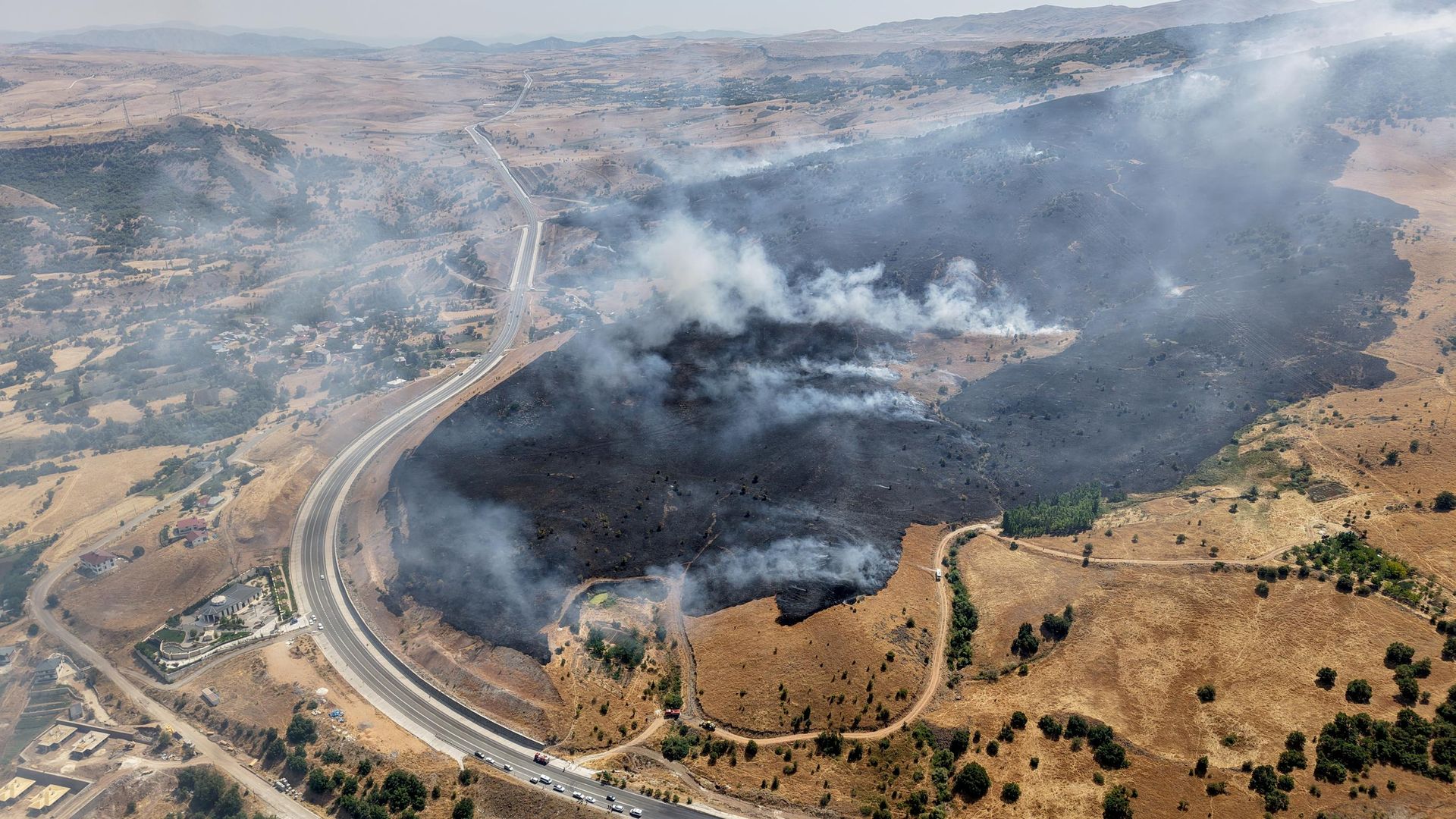 Tunceli'de otluk alanda başlayan yangın ormana sıçradı: Ekiplerin müdahalesi sürüyor