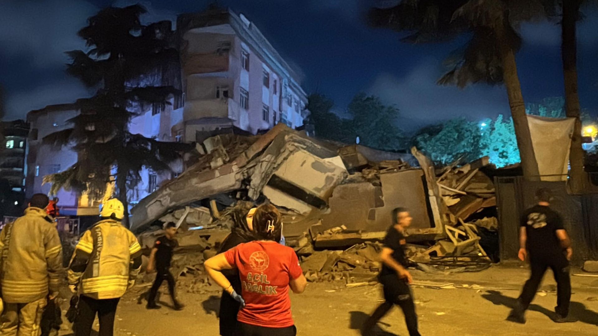 Bahçelievler'de çöken 4 katlı bina bir gün önce boşaltılmış: Ekipler arama çalışmasına devam ediyor