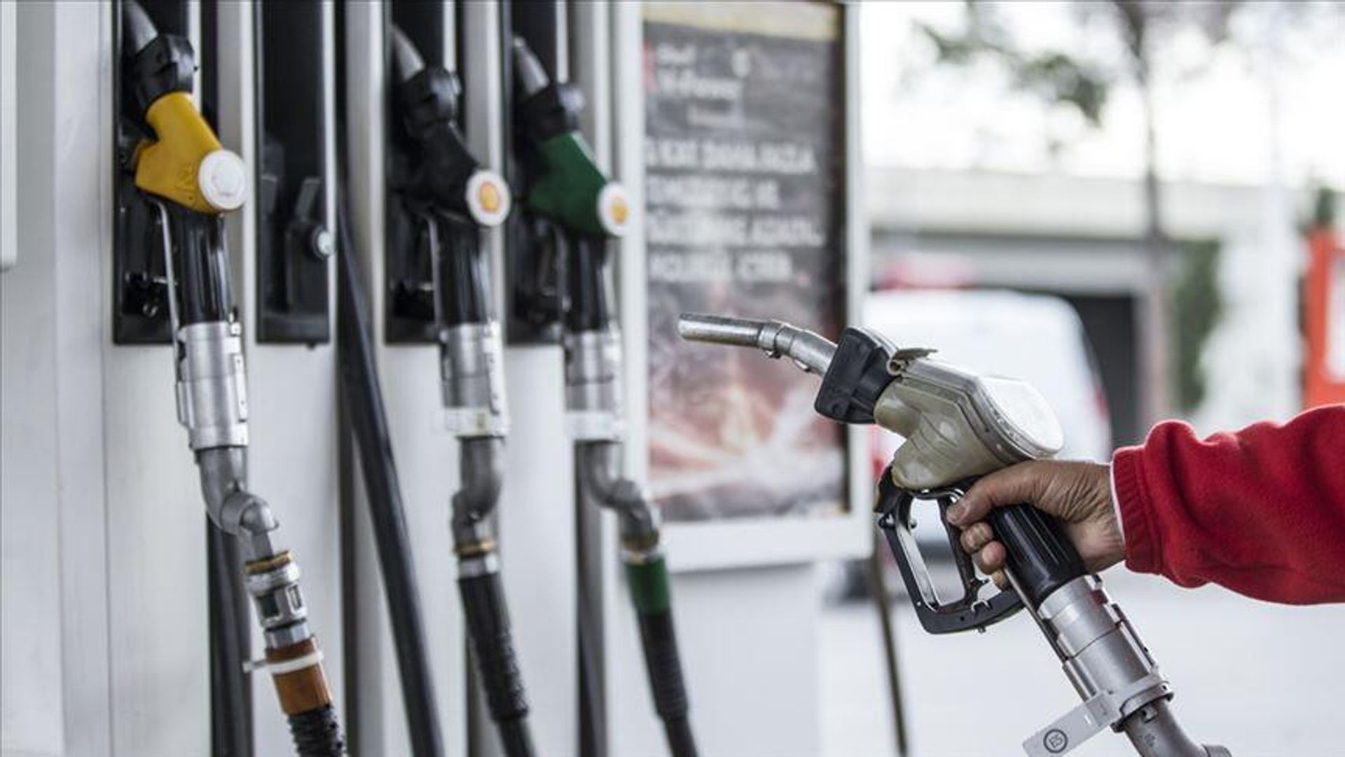 Benzine büyük indirim: Pompa fiyatlarına yansıyacak mı?