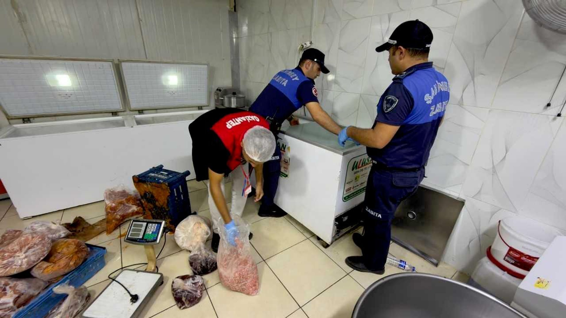 Gaziantep'te 703 kilogram sağlıksız et ve tavuk ürünü imha edildi