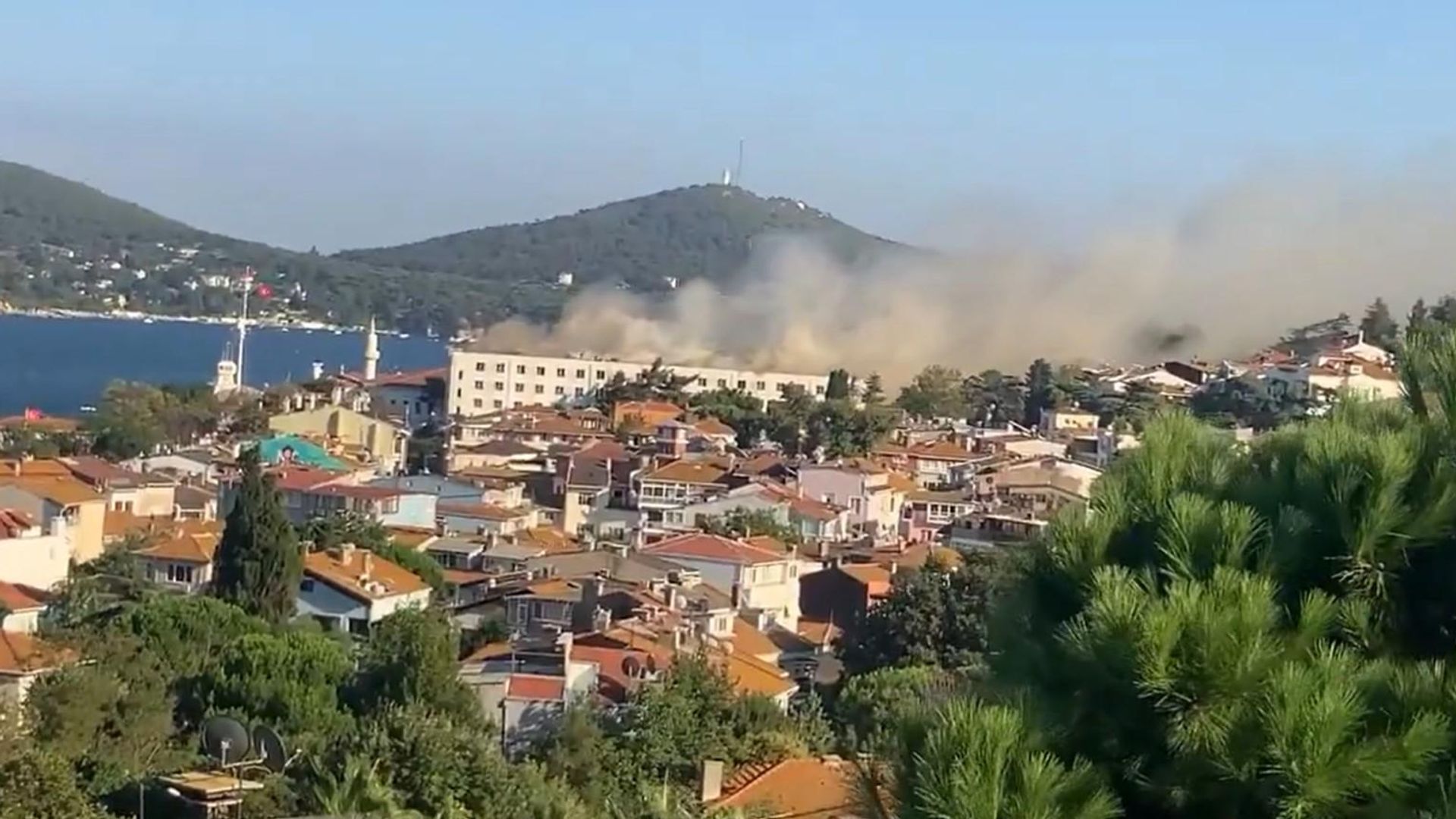 Heybeliada Deniz Harp Okulu'nda yangın: Müdahale sürüyor