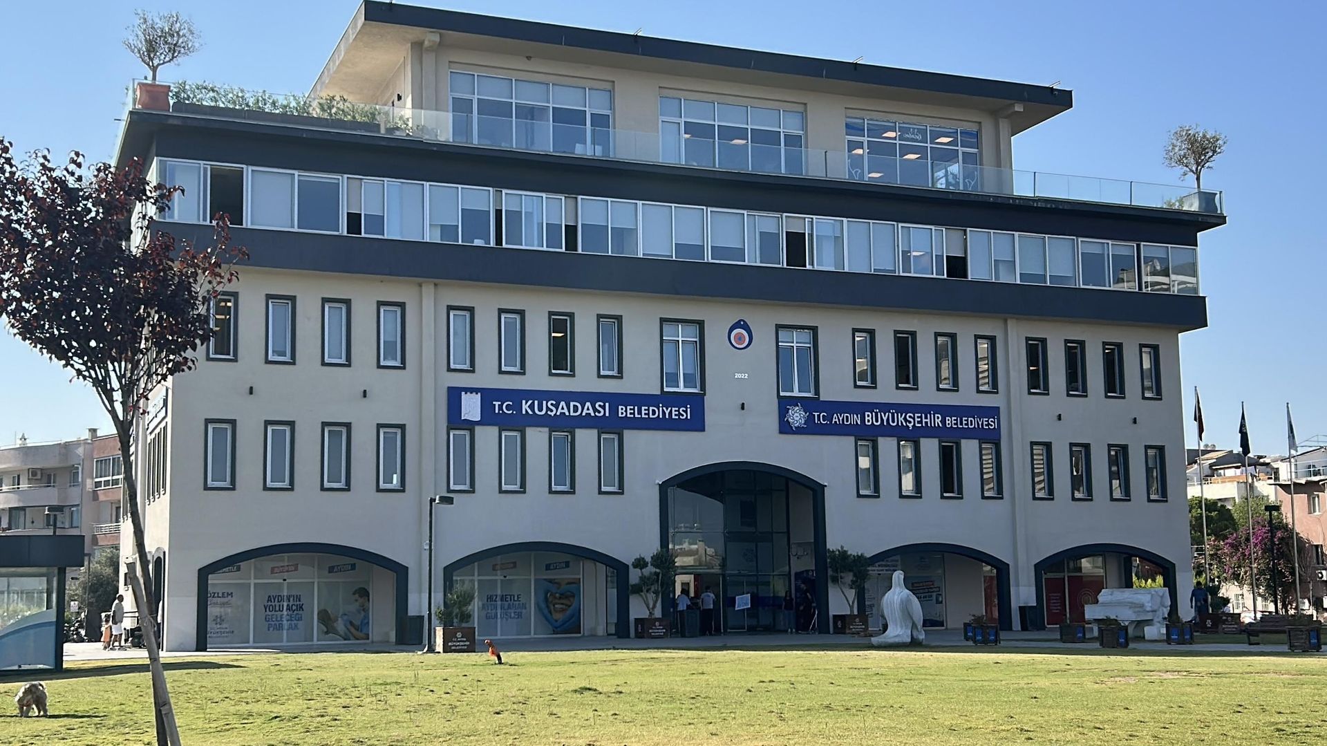 Kuşadası Belediyesi ile bağlantılı 'rüşvet' ve 'irtikap' soruşturmasında 15 şüpheli yakalandı