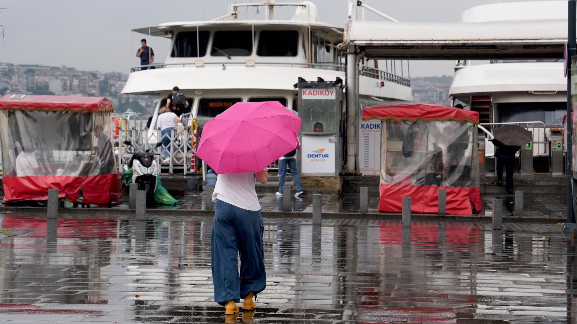 Meteoroloji saat saat uyardı: İstanbul'a sağanak geliyor, kuvvetli rüzgara dikkat