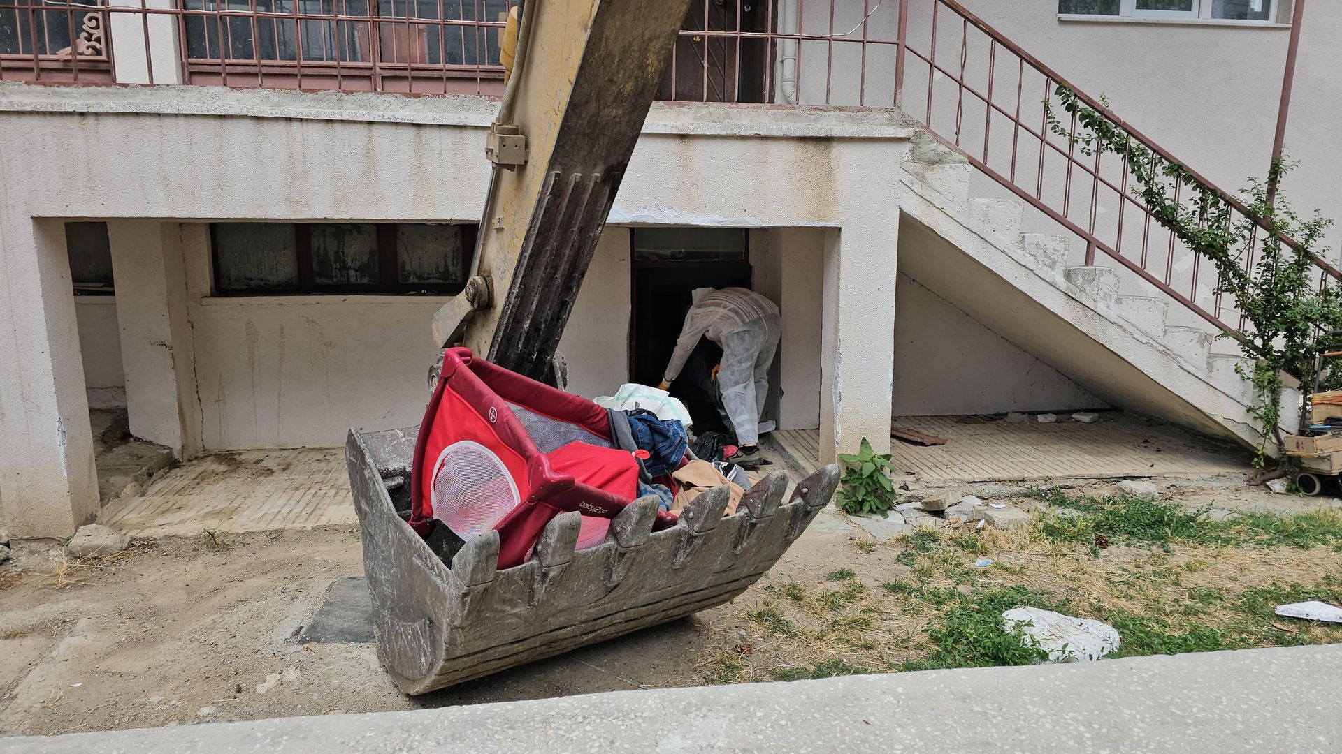 Apartman sakinleri şikayet etti: Evden 3 kamyon çöp çıktı
