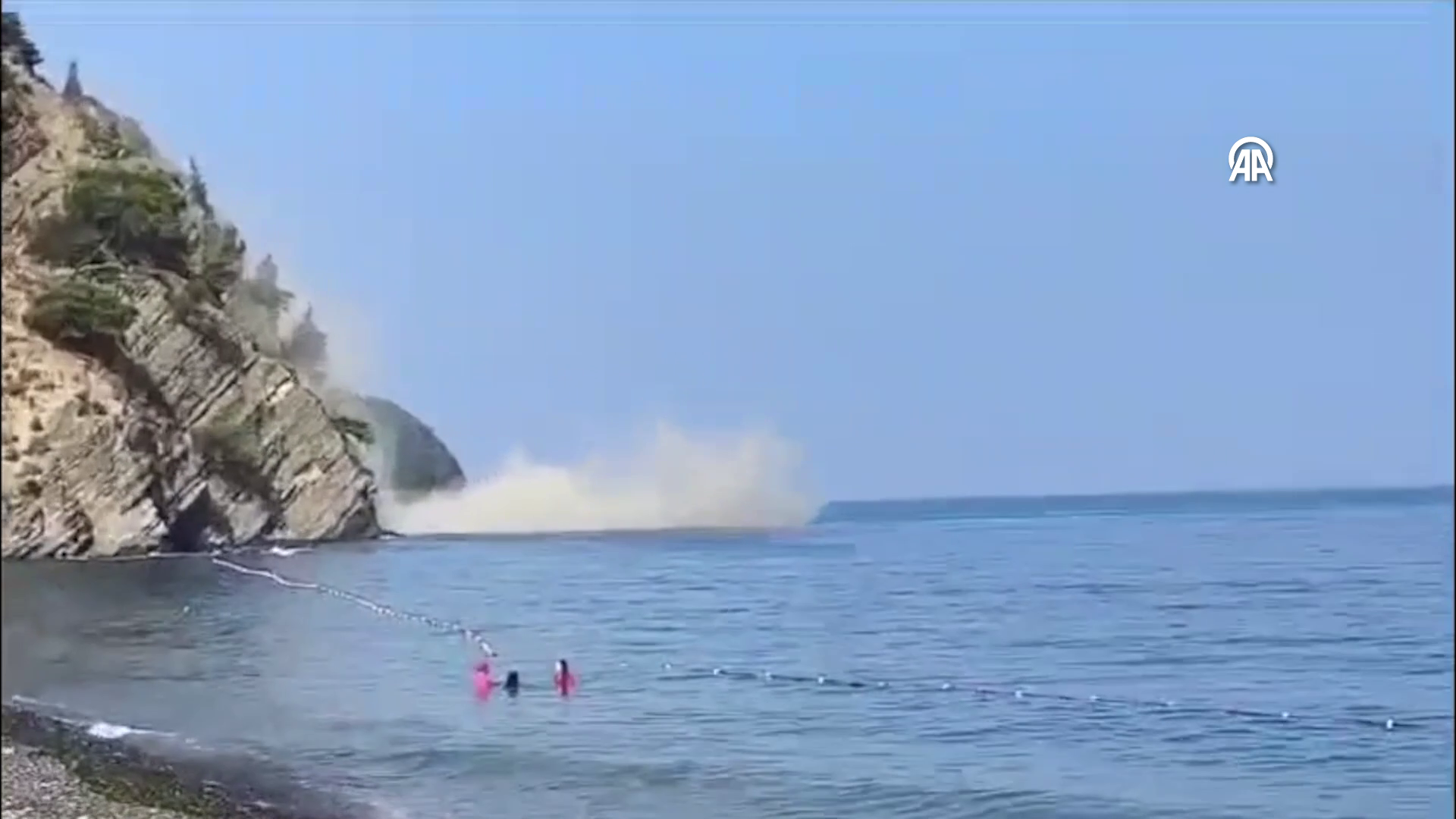 Mudanya'da toprak denize kaydı: Denizde olanlar büyük korku yaşadı