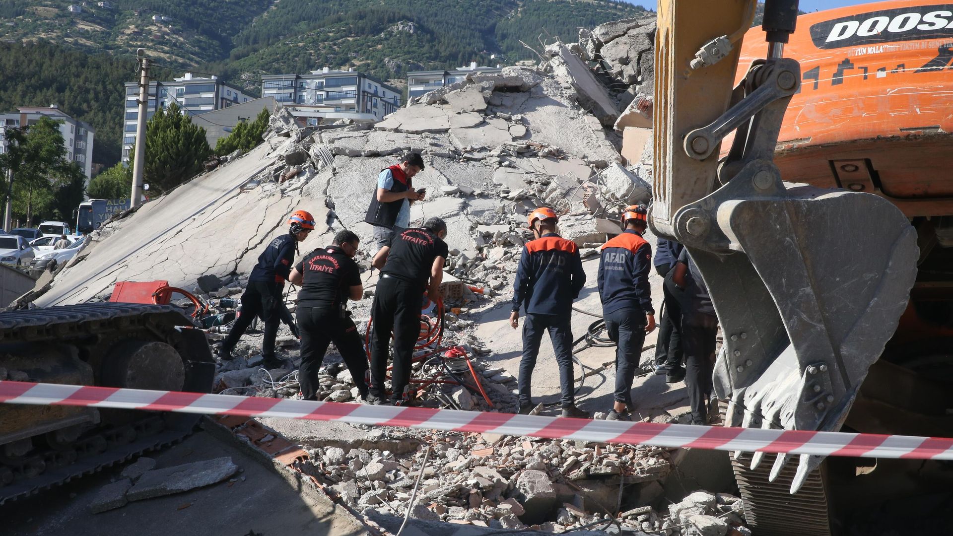 Yüksek binaların yıkımına yeni kurallar Resmi Gazete'de
