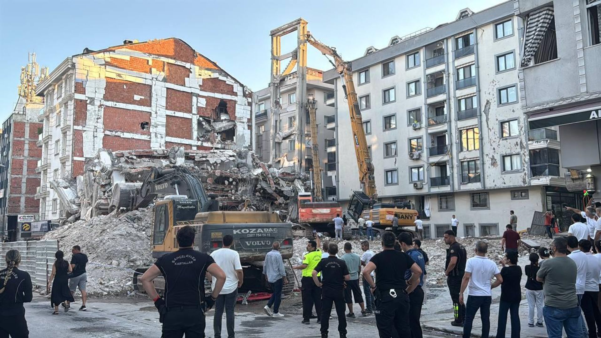 Bahçelievler'de bina yıkımı 2 binaya zarar verdi: Apartmanlardan biri boşaltıldı