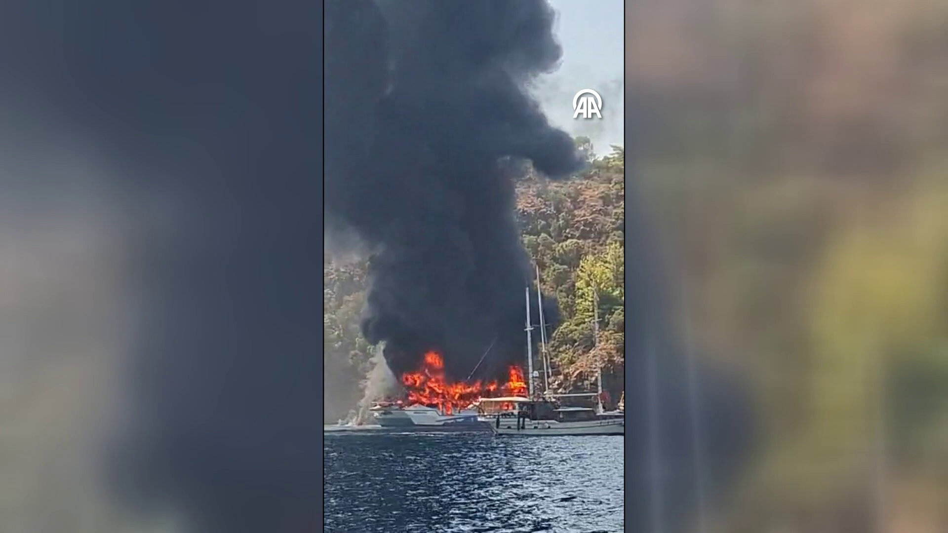 Fethiye'de tur teknesinde yangın çıktı: Yüzlerce kişi zor kurtuldu